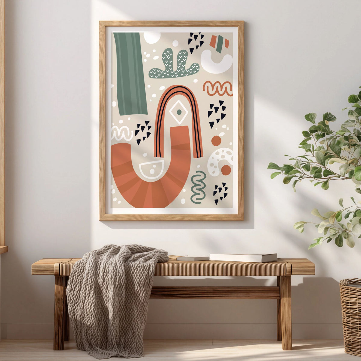 Playful Arch grafisk plakat i eikeramme over trebenk i lyst nordisk interiør