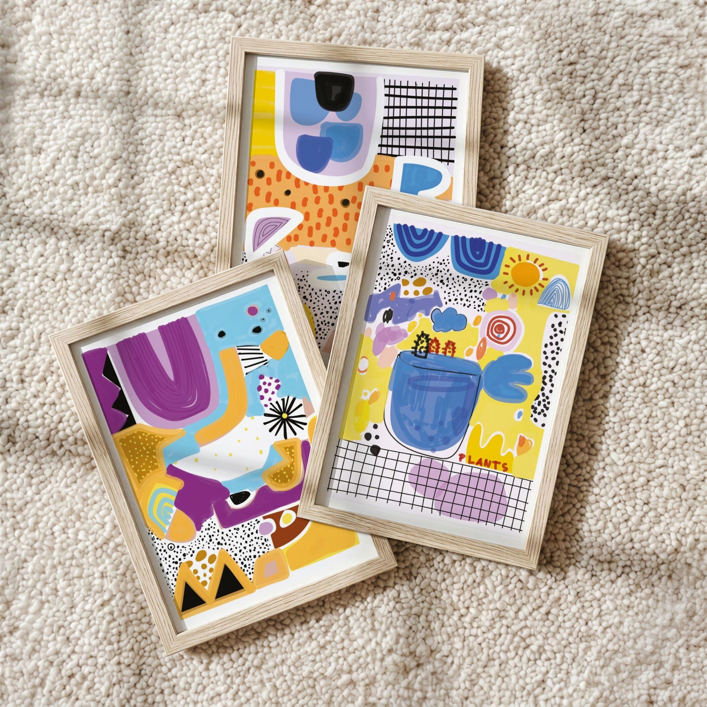 Playful Forms Trio som fargerik bildevegg med tre grafiske plakater i eikerammer
