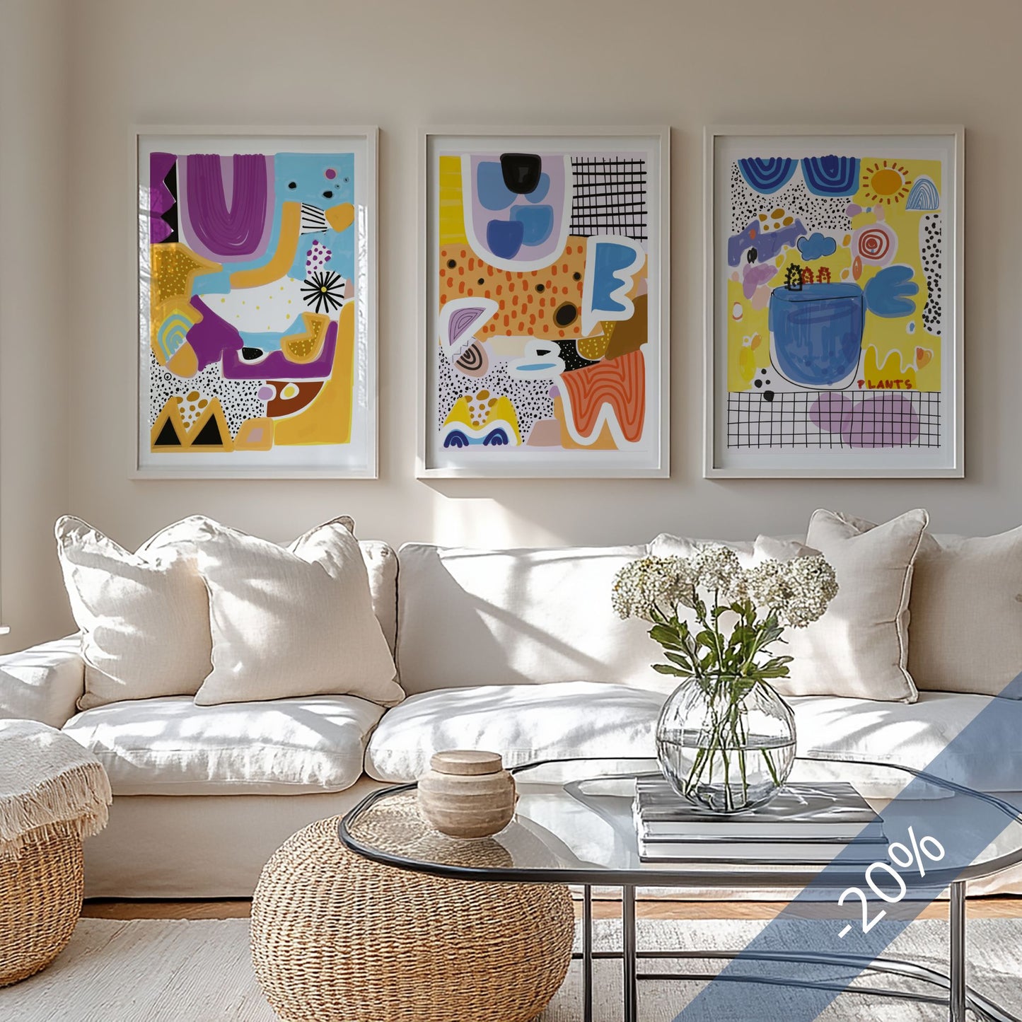 Playful Forms Trio med tre fargerike grafiske plakater i hvite rammer over lys sofa