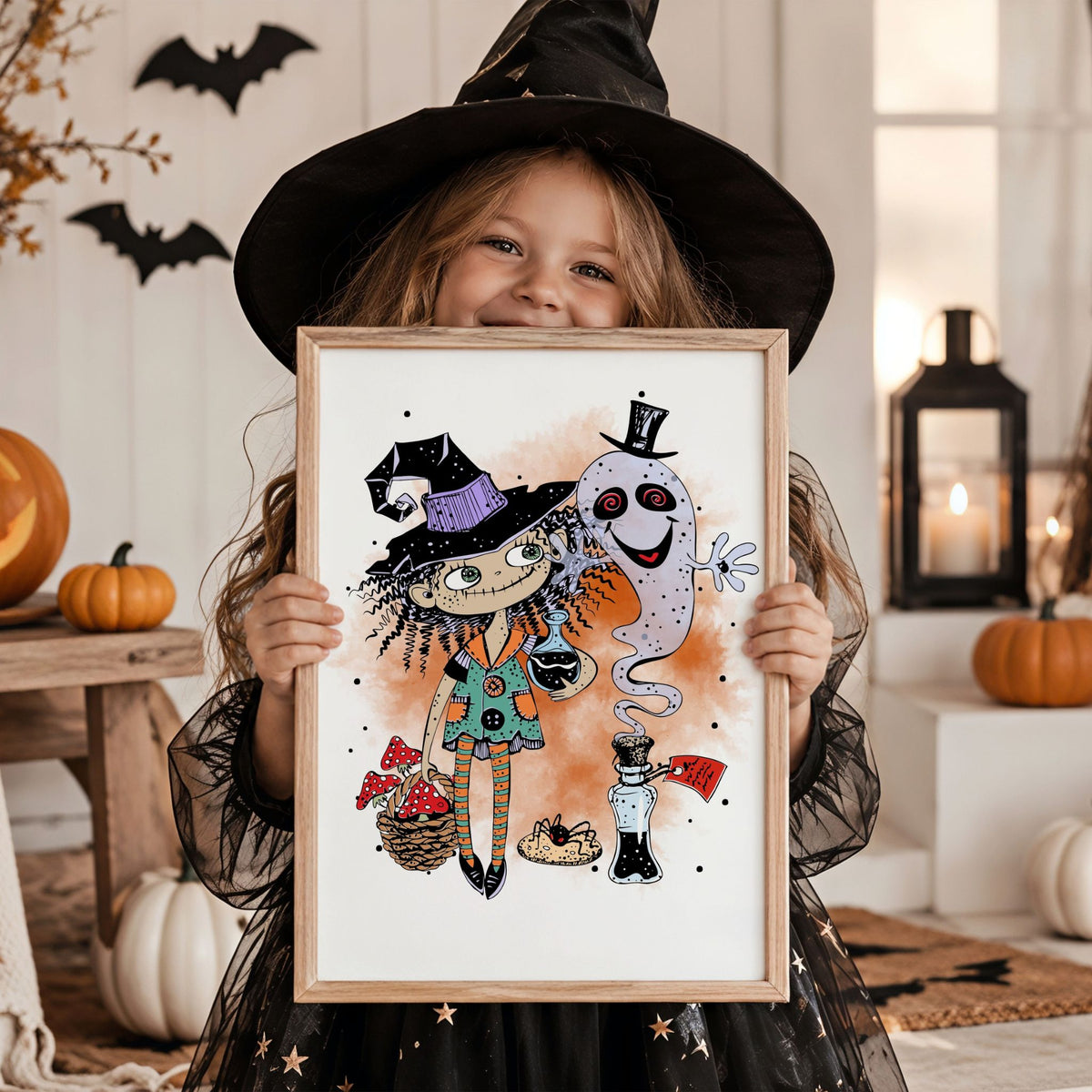 Barn i heksehatt holder Potion & Mischief Halloween-plakat med heks og spøkelse