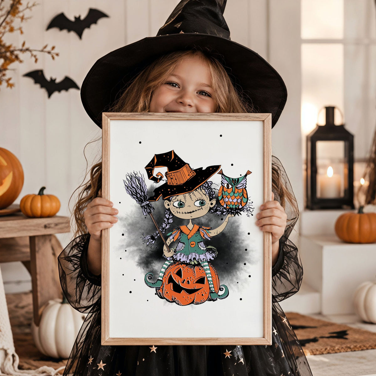 Barn i heksehatt holder Pumpkin Perch Halloween-plakat med heks, ugle og gresskar