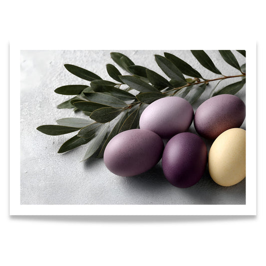 Horisontal påskeplakat med lilla egg og grønne olivengrener