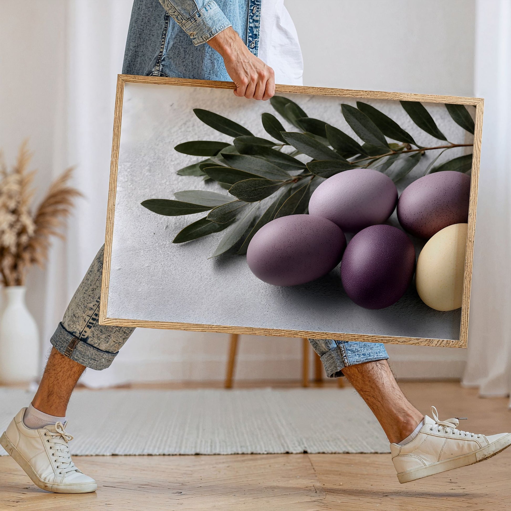 Moderne påskeplakat med lilla egg i treramme holdt i hånd