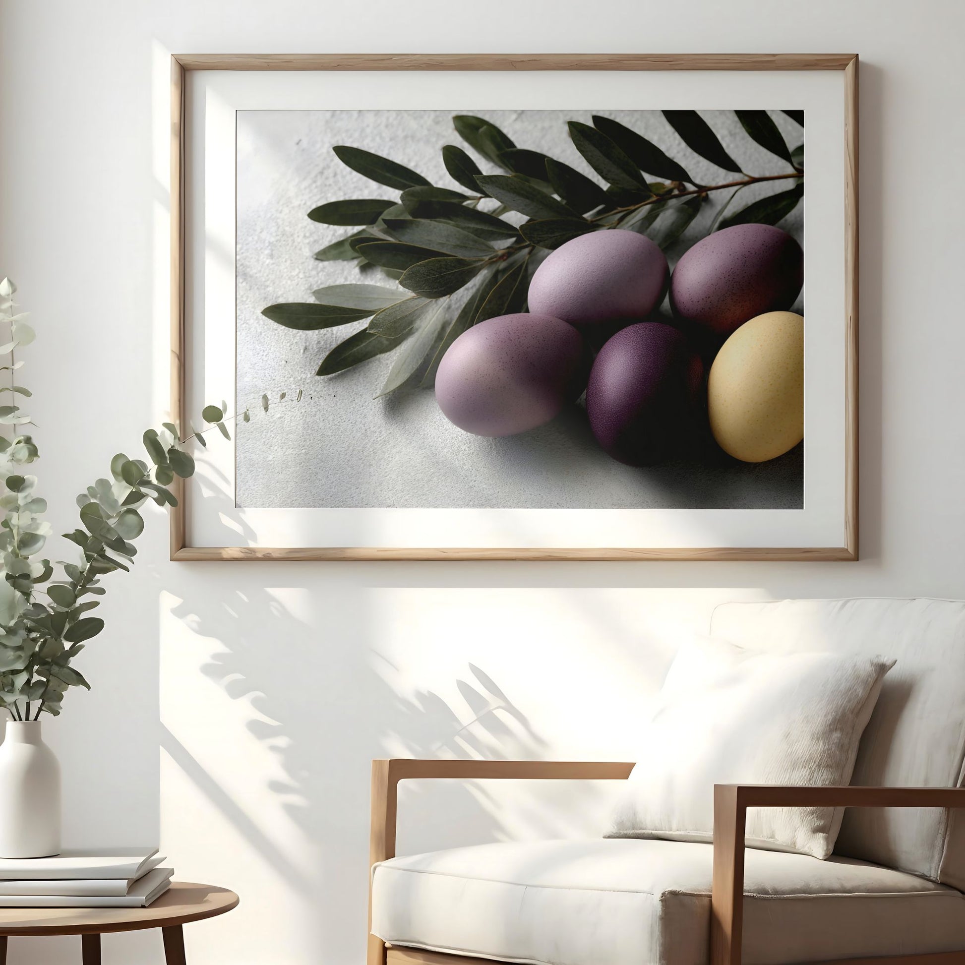 Påskeplakat med lilla egg hengende på vegg i lyst nordisk interiør