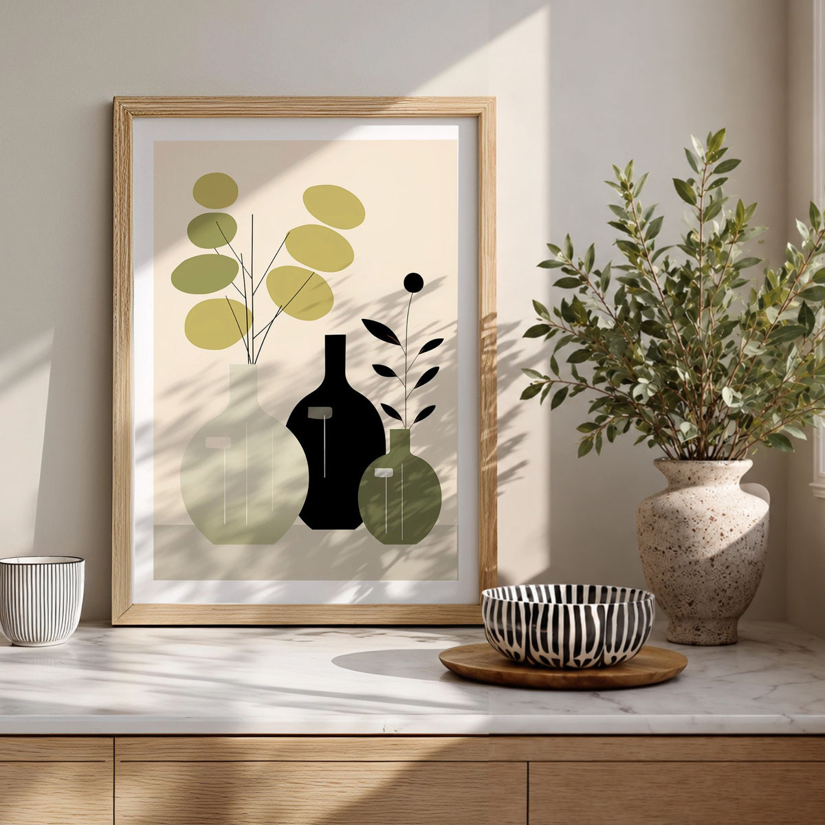 Quiet Botanicals botanisk plakat i eikeramme i lyst moderne interiør
