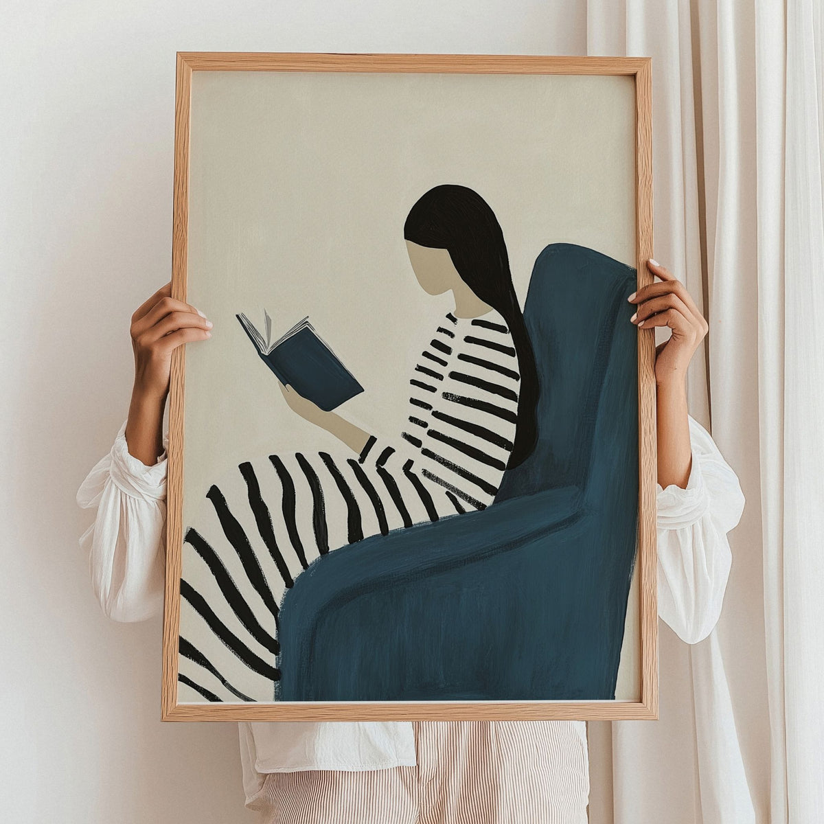 Quiet Chapter kunstplakat holdt opp i eikeramme som inspirasjon til innramming