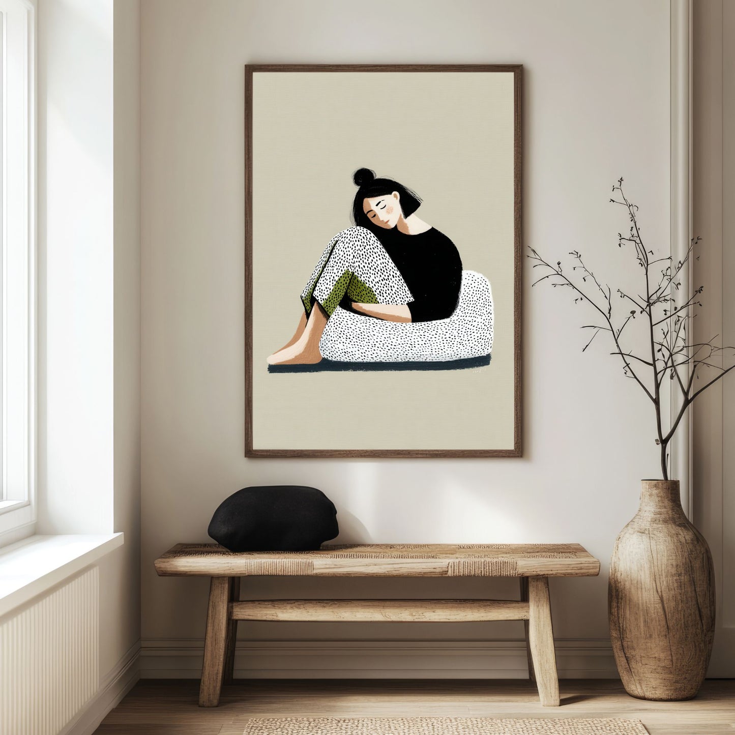 Quiet Figures – Held Close plakat uten hvit kant i rolig nordisk interiør