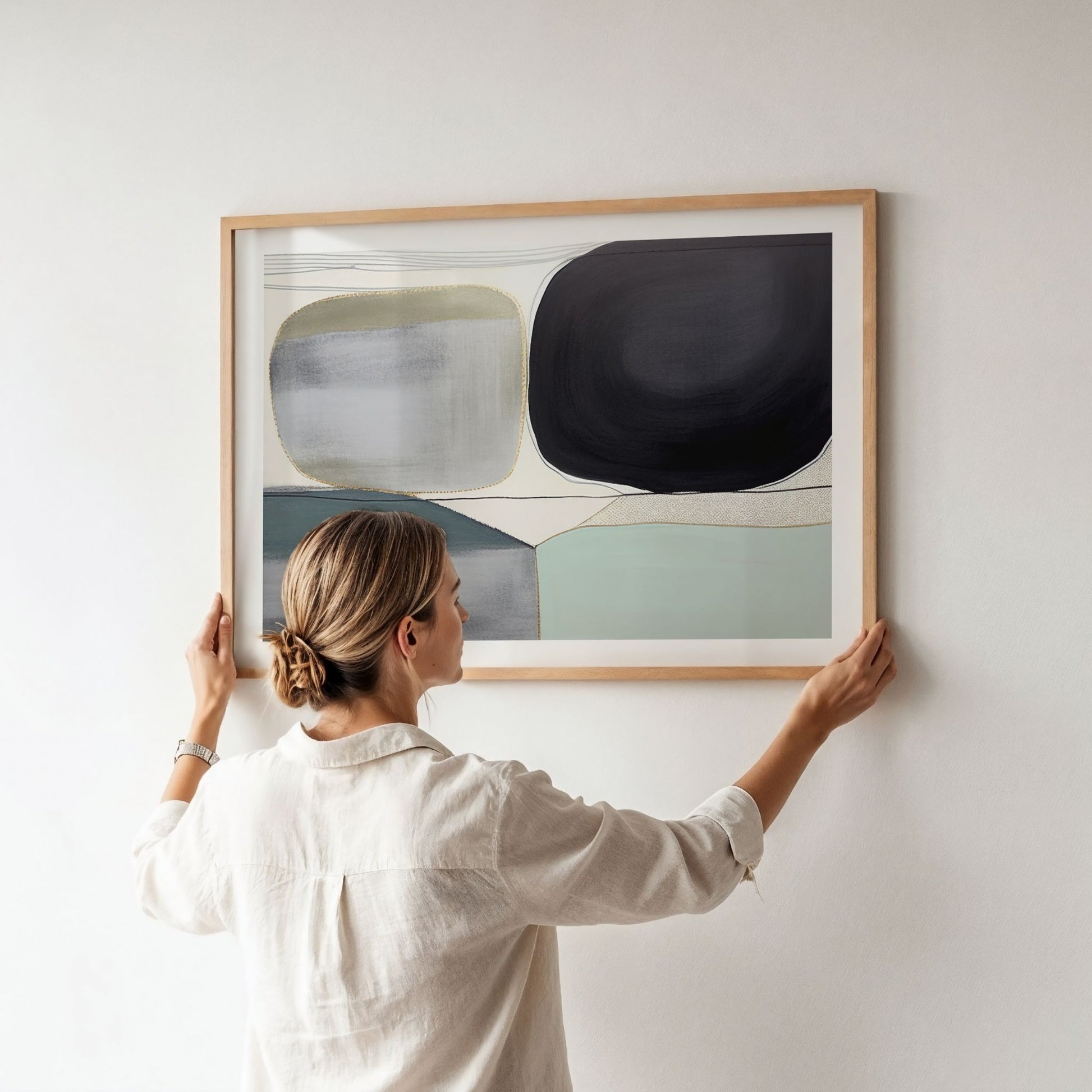 Quiet Horizon horisontal grafisk plakat som viser motivets størrelse og harmoniske uttrykk i et moderne interiør.