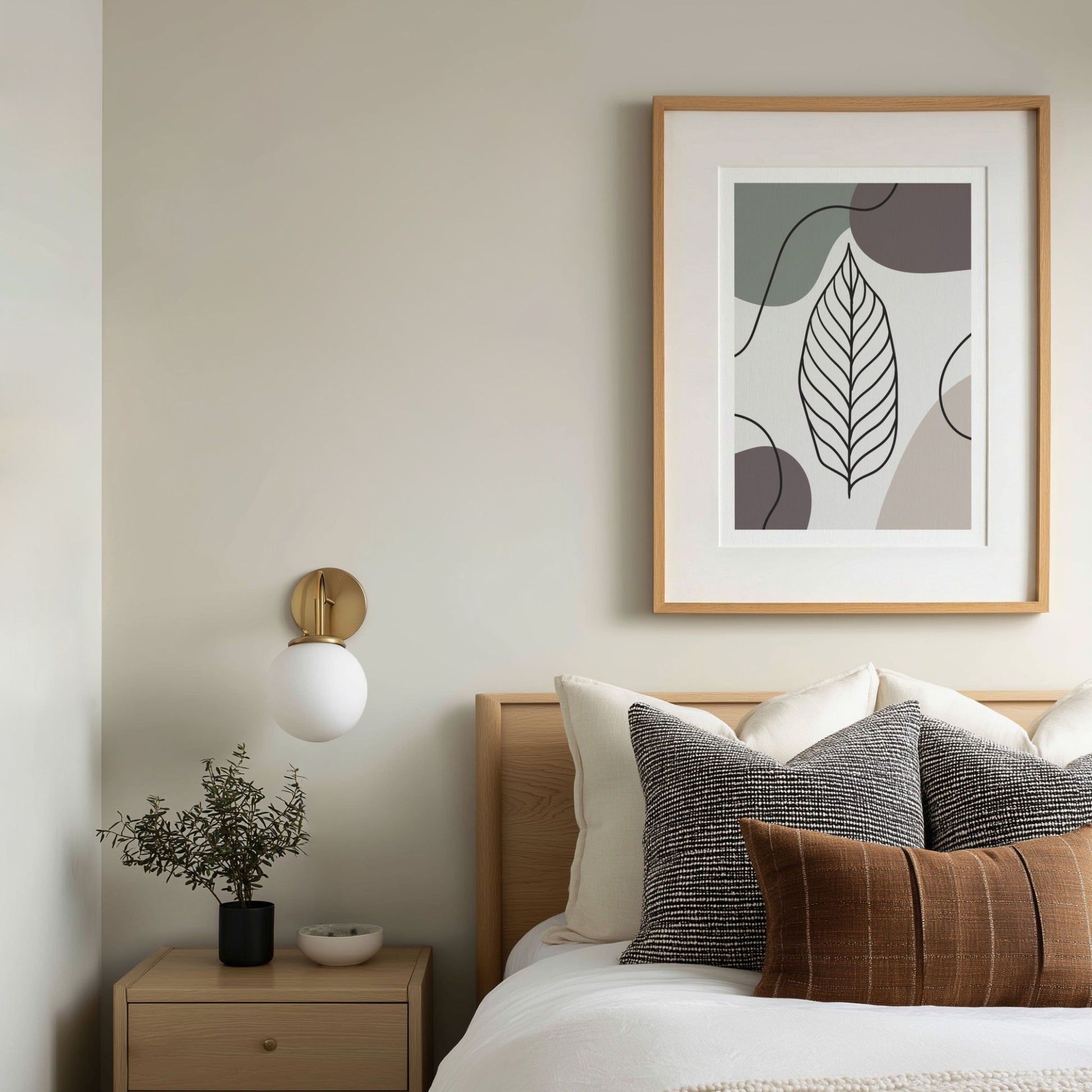 Quiet Leaf botanisk plakat i eikeramme over seng i moderne soverom
