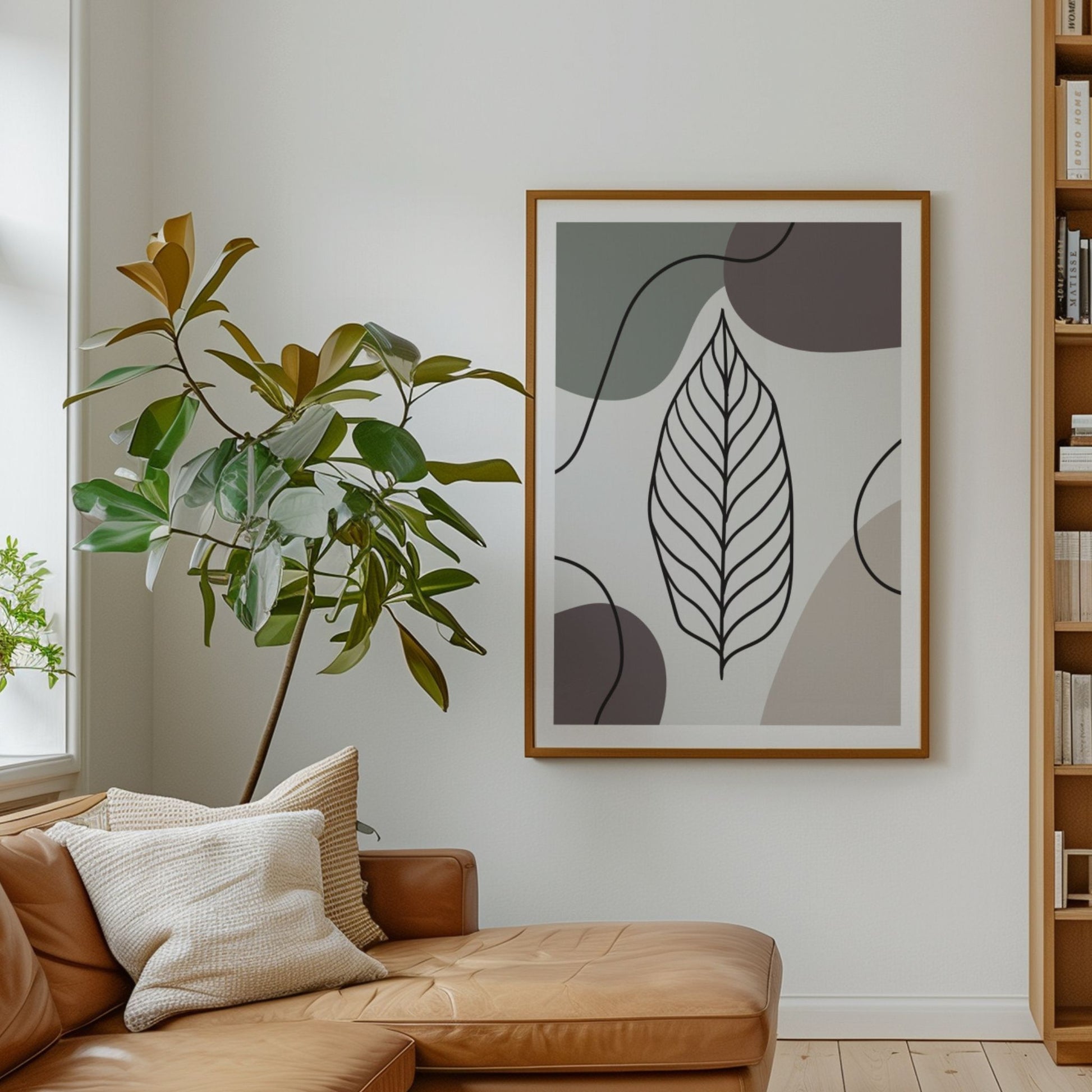 Quiet Leaf botanisk plakat i treramme ved brun skinnsofa og grønne planter