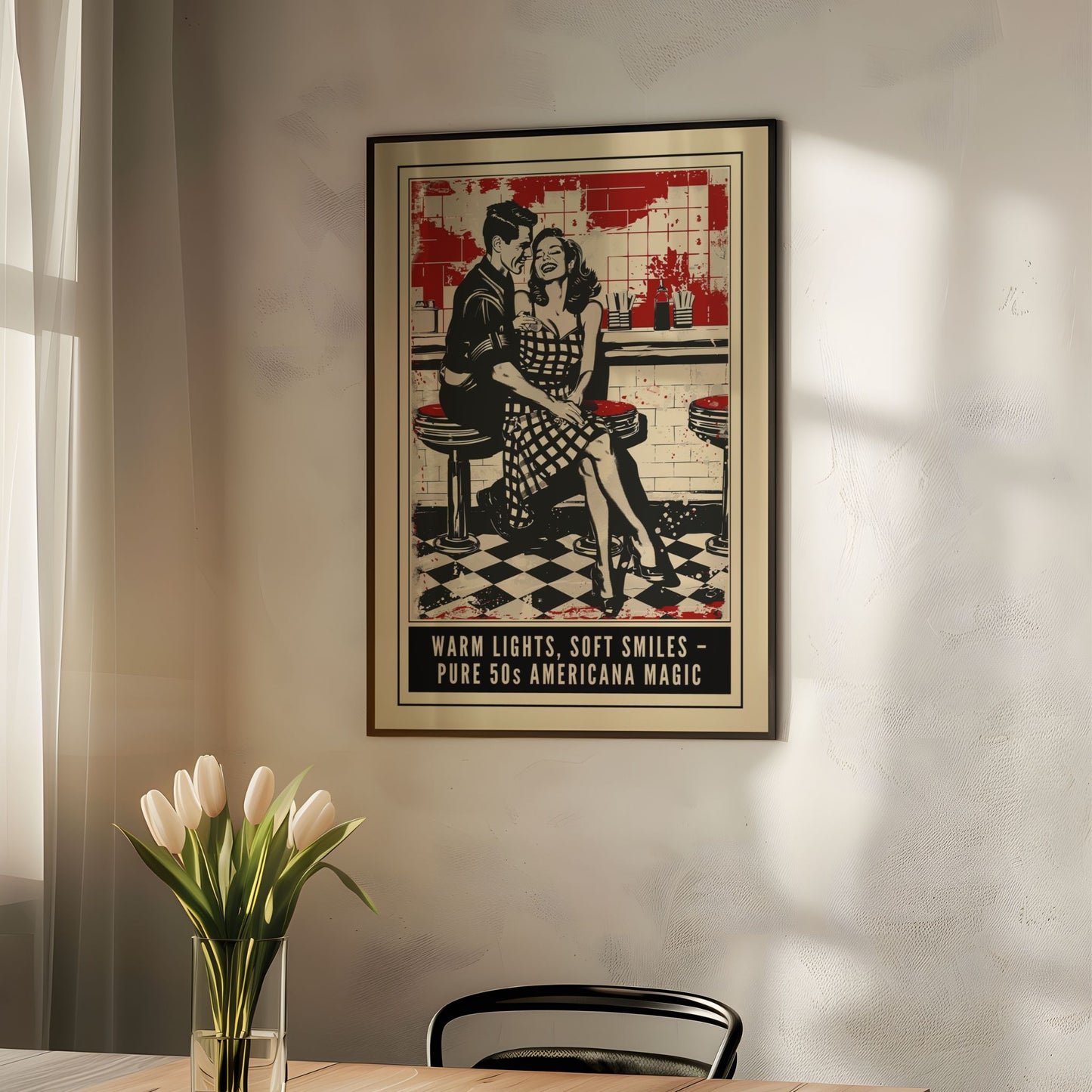Retro filmplakat-inspirert design med par i 50-talls diner og tekst: Warm lights, soft smiles – pure 50s Americana magic. Illustrasjon viser plakat i sort ramme ved et spisebord.
