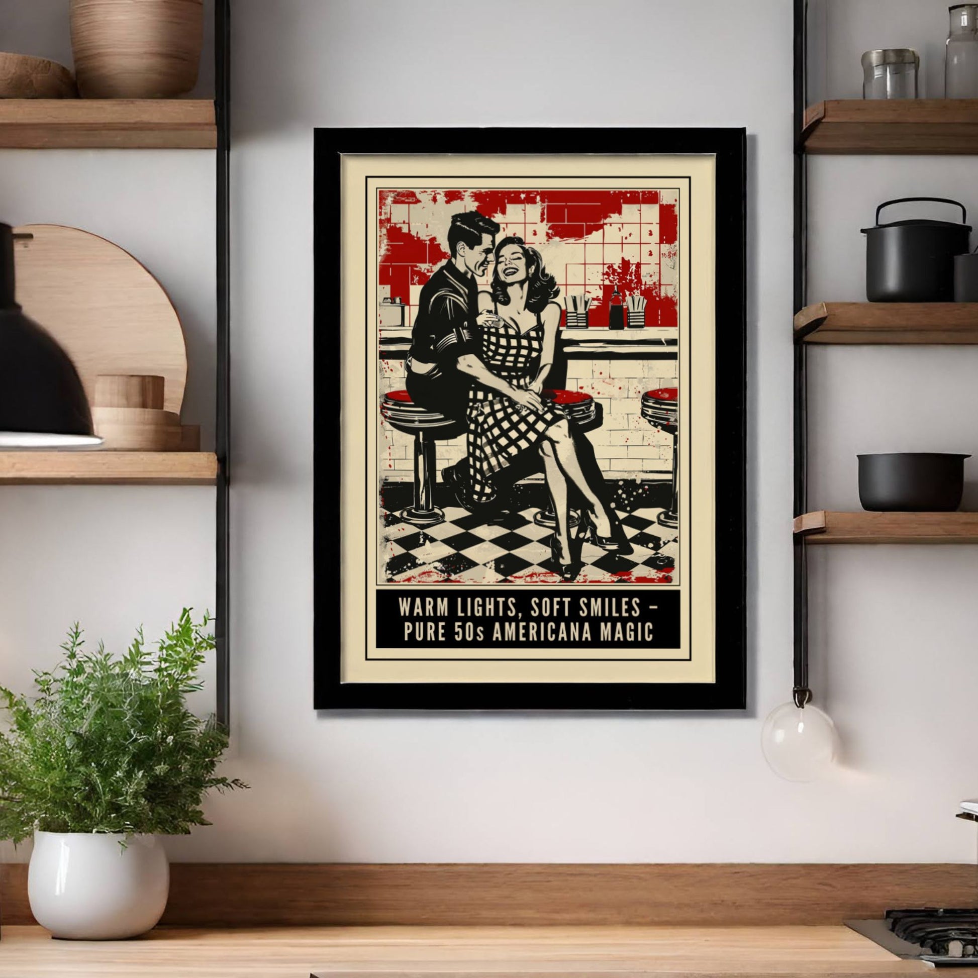 Retro filmplakat-inspirert design med par i 50-talls diner og tekst: Warm lights, soft smiles – pure 50s Americana magic. Illustrasjon viser plakat i sort ramme i et kjøkkenmiljø.