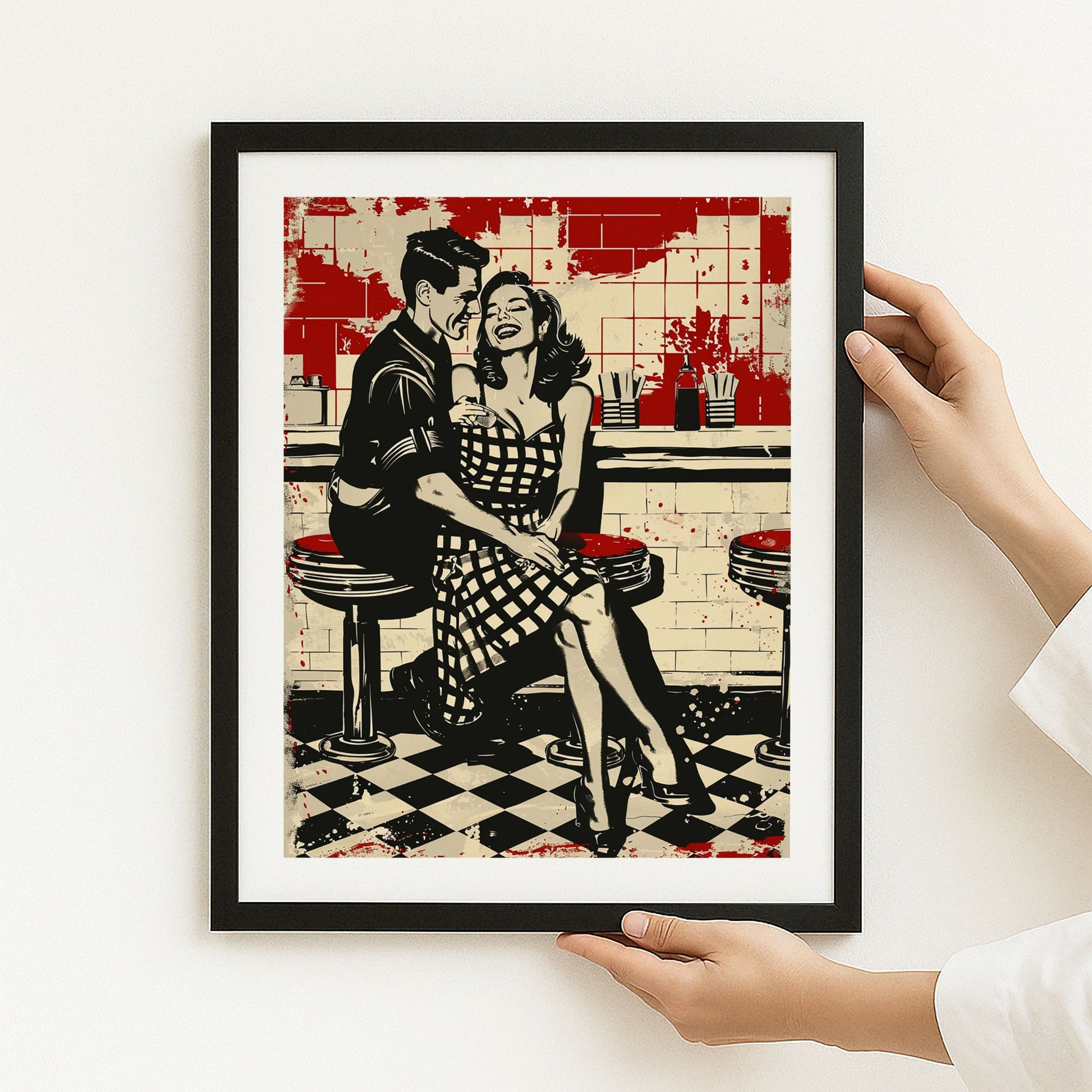 Vintage plakat i retro 50-talls diner-stil med smilende par på barstoler. Illustrasjonen viser plakat med hvit kantlinje i sort ramme.