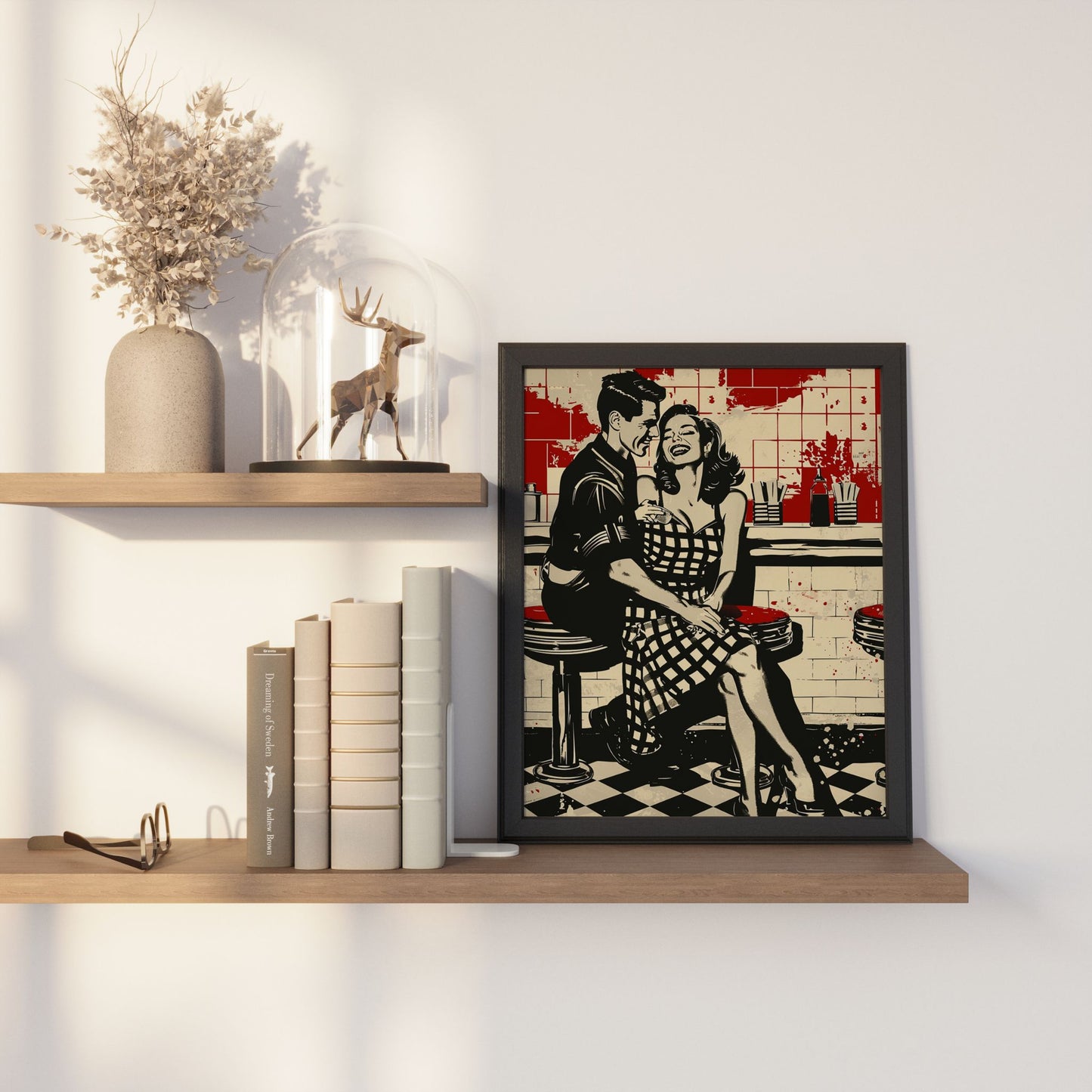 Vintage plakat i retro 50-talls diner-stil med smilende par på barstoler. Illustrasjonen viser plakat uten hvit kantlinje i sort ramme.
