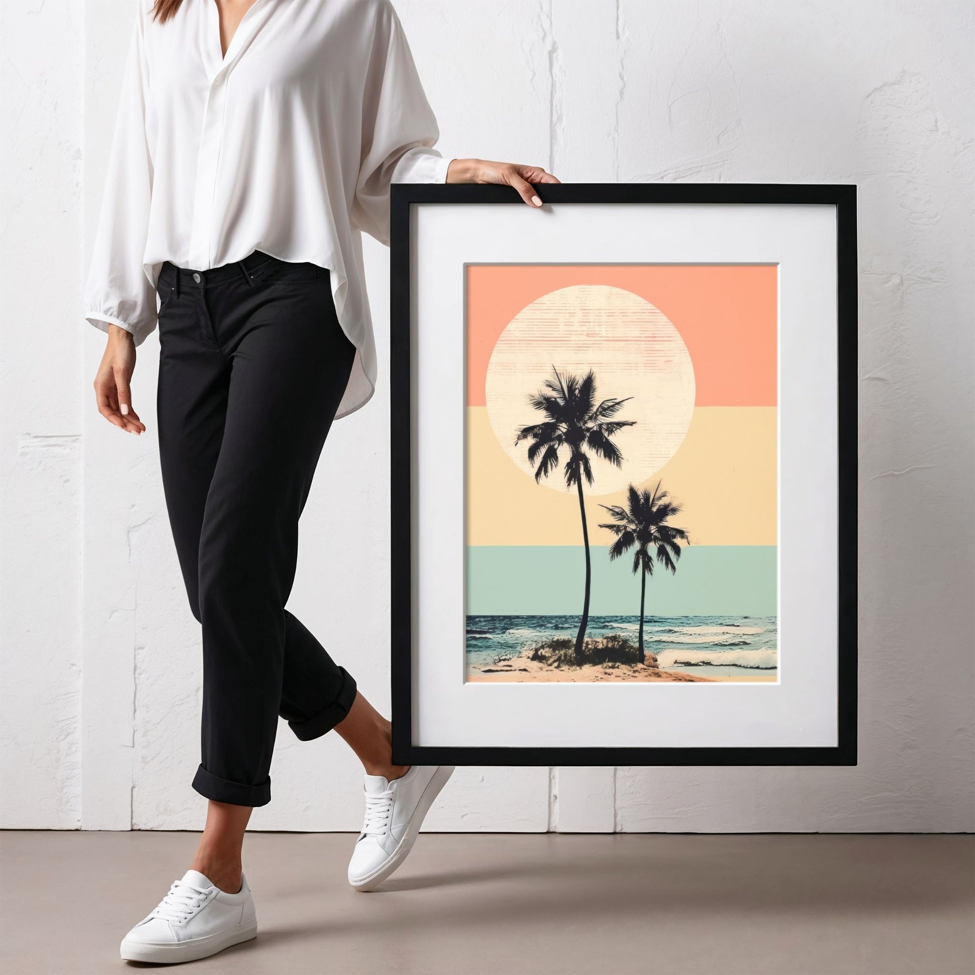 Grafisk plakat Retro Sunset Palms med palmesilhuetter, pastellfargede horisonter og stor sol. Illustrasjon viser plakat med passepartout i sort ramme.