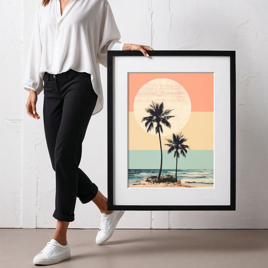 Grafisk plakat Retro Sunset Palms med palmesilhuetter, pastellfargede horisonter og stor sol. Illustrasjon viser plakat med passepartout i sort ramme.