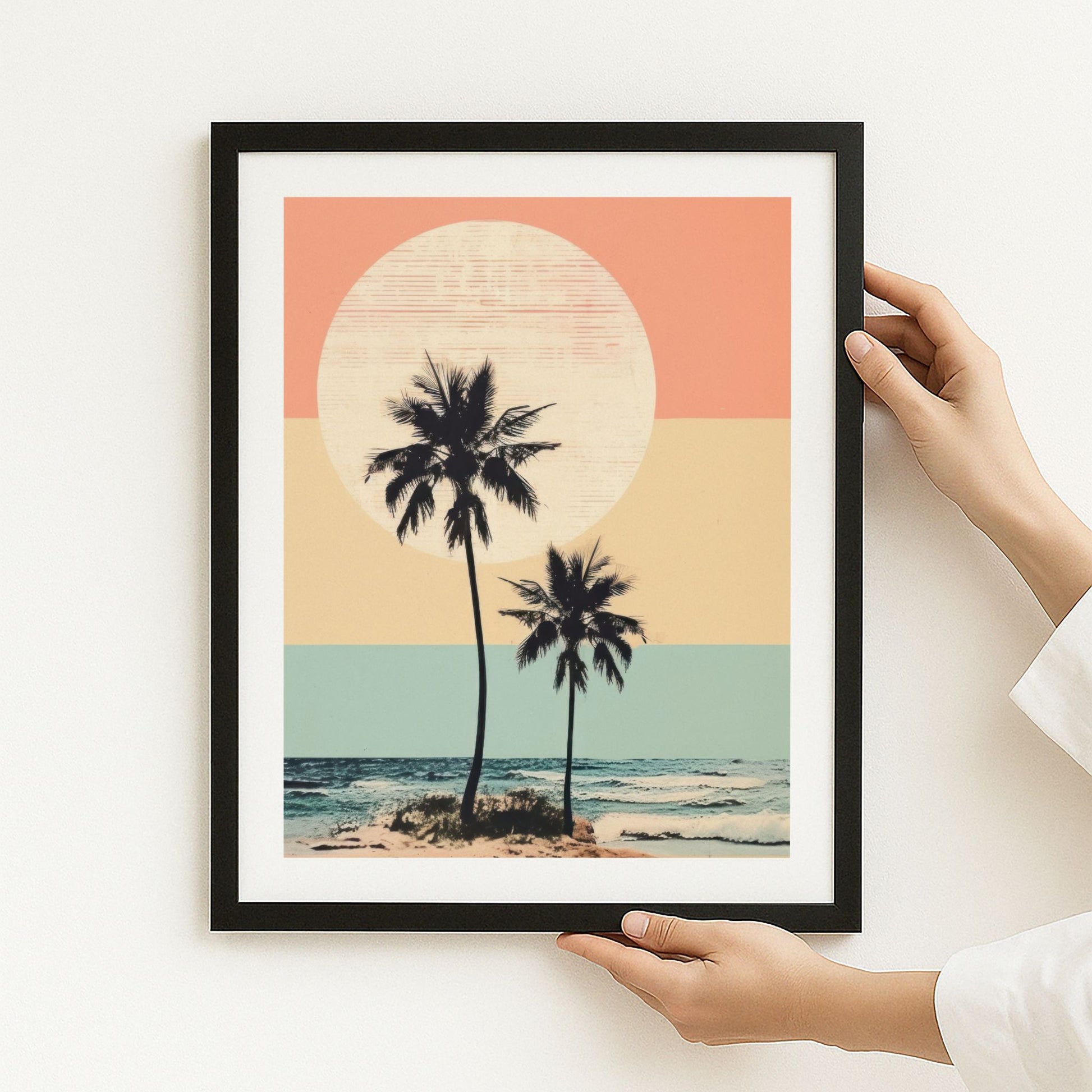 Grafisk plakat Retro Sunset Palms med palmesilhuetter, pastellfargede horisonter og stor sol. Illustrasjon viser plakat med hvit kantlinje i sort ramme.