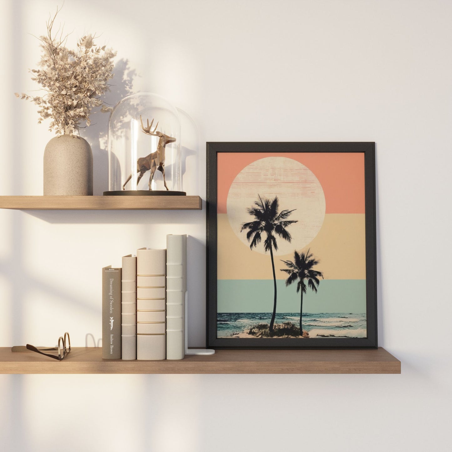 Grafisk plakat Retro Sunset Palms med palmesilhuetter, pastellfargede horisonter og stor sol. Illustrasjon viser plakat uten hvit kantlinje i sort ramme.