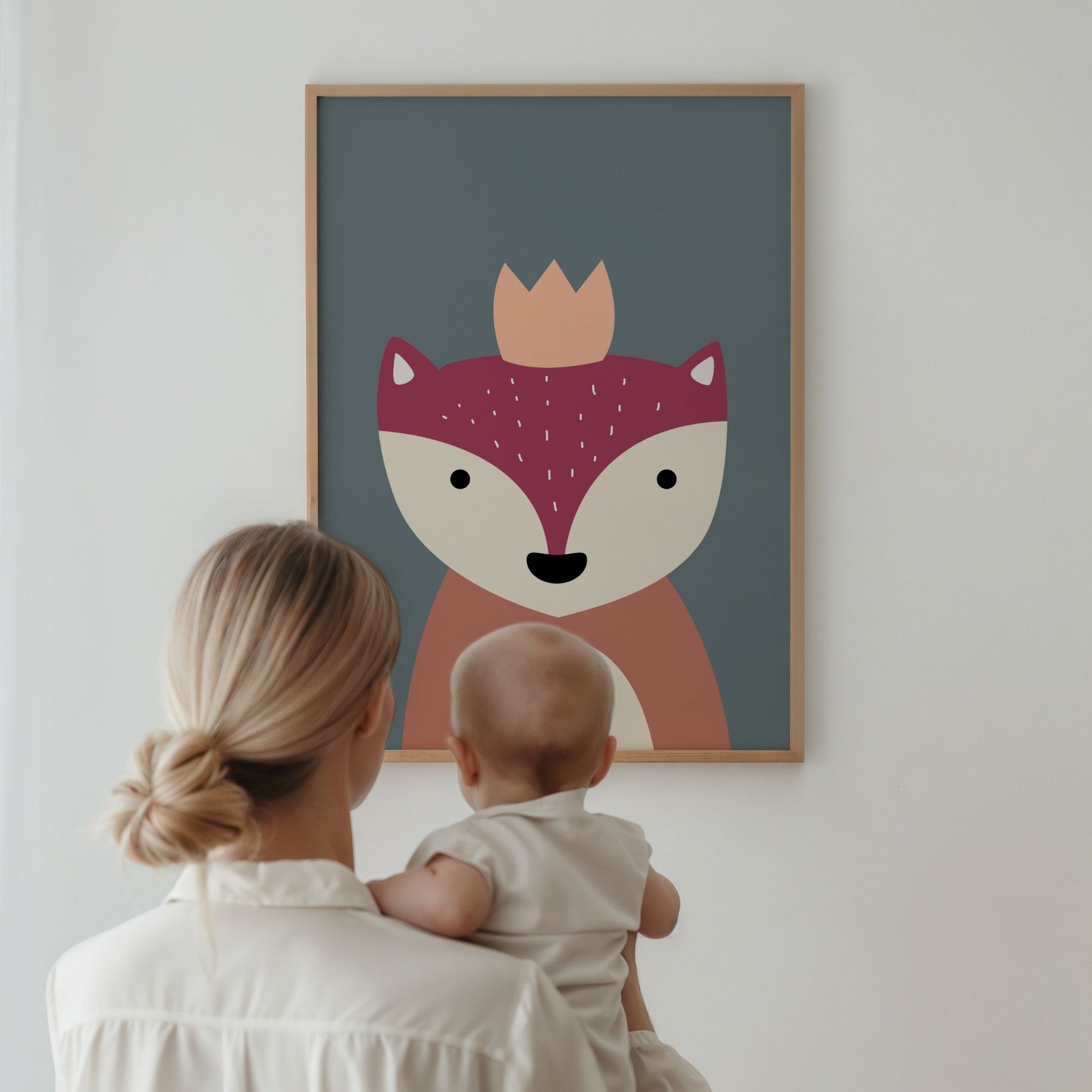 Rev plakat på vegg i barnerom med mor og barn