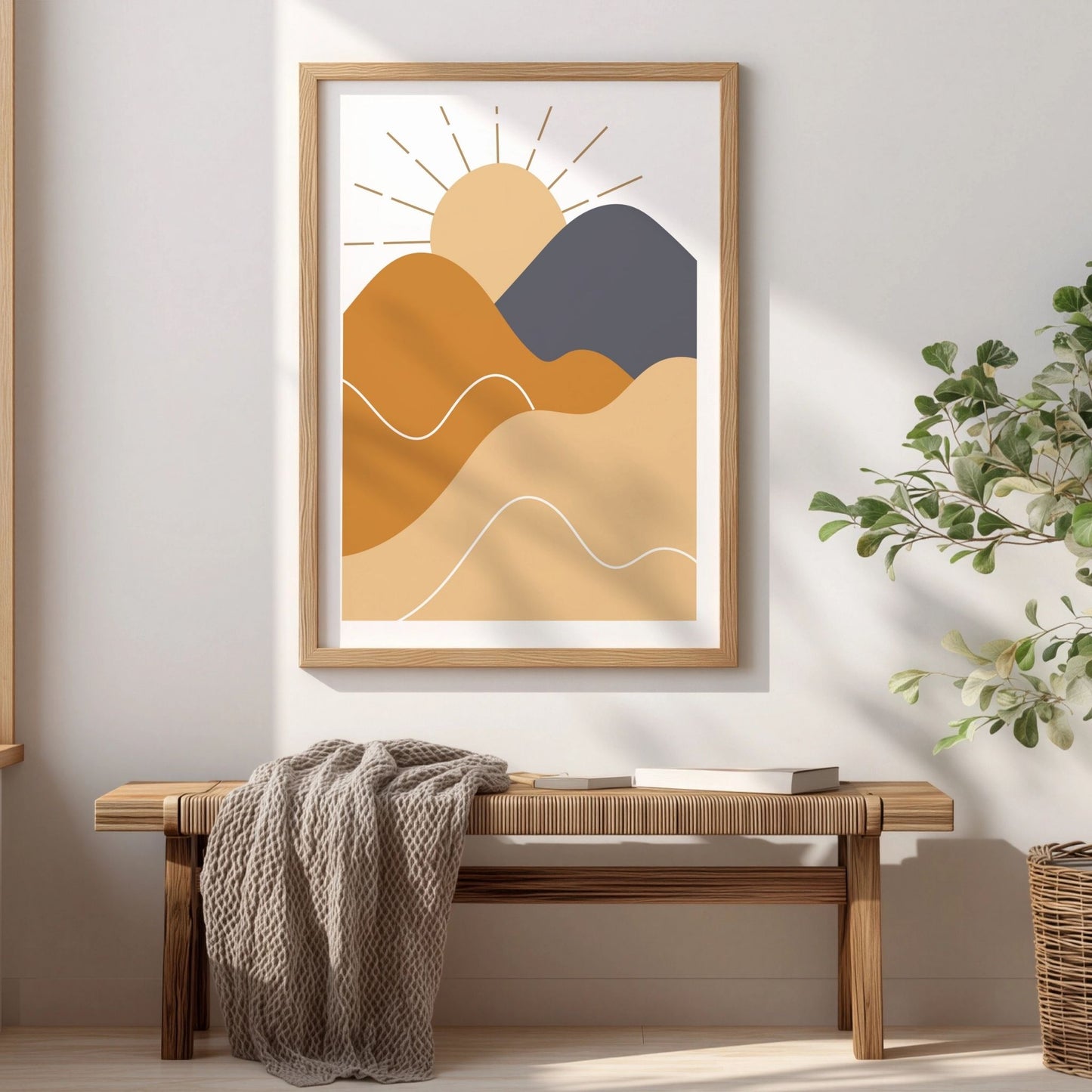 Rising Sun boho-plakat med abstrakt landskap i eikeramme over trebenk i lyst interiør
