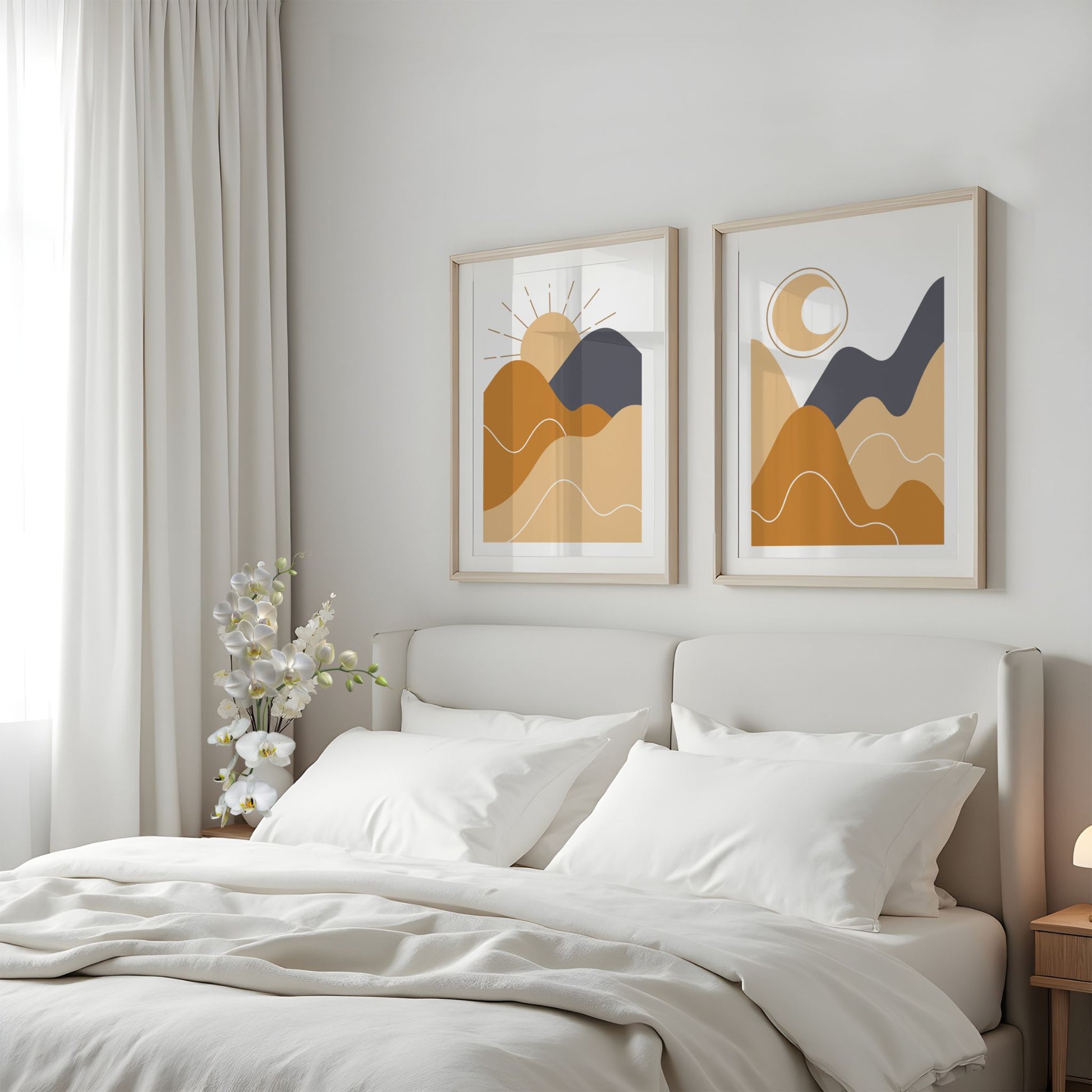 Rising Sun og Moonlit Hills landskapsplakater i varme jordtoner over seng i lyst soverom