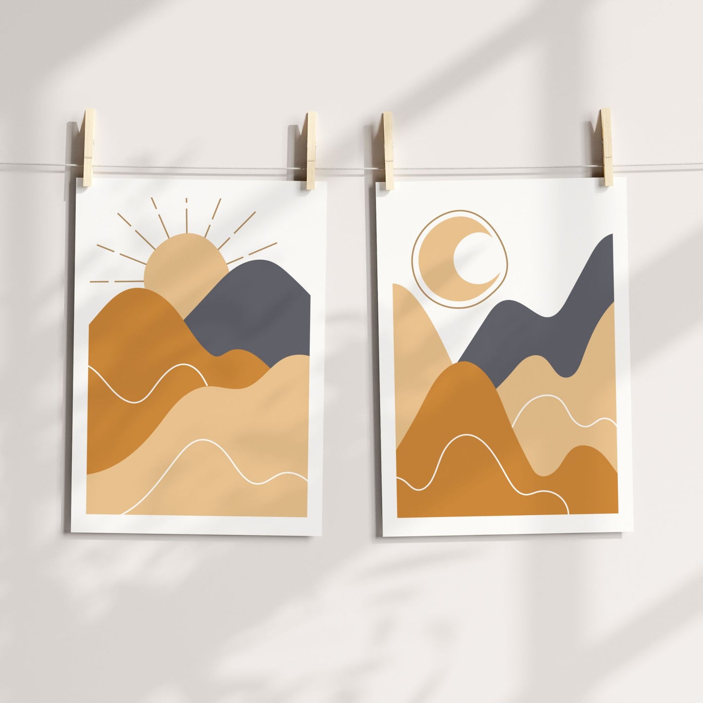 Rising Sun og Moonlit Hills grafiske plakater med bølgende fjell, sol og måne i oker, beige og grått