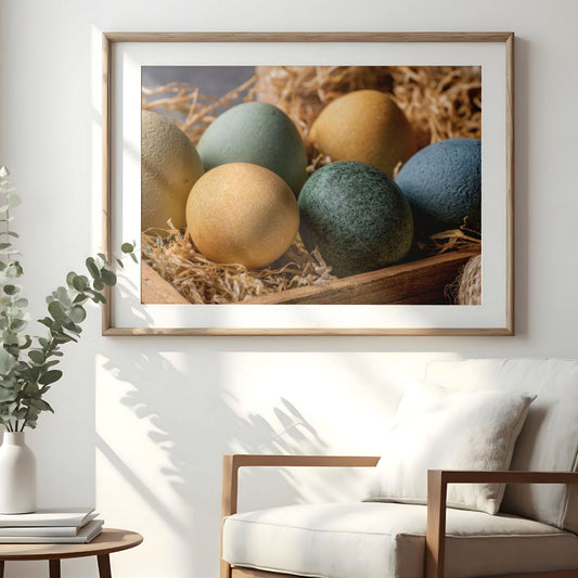 Påskeplakat med naturlige egg hengende på vegg i lyst nordisk interiør