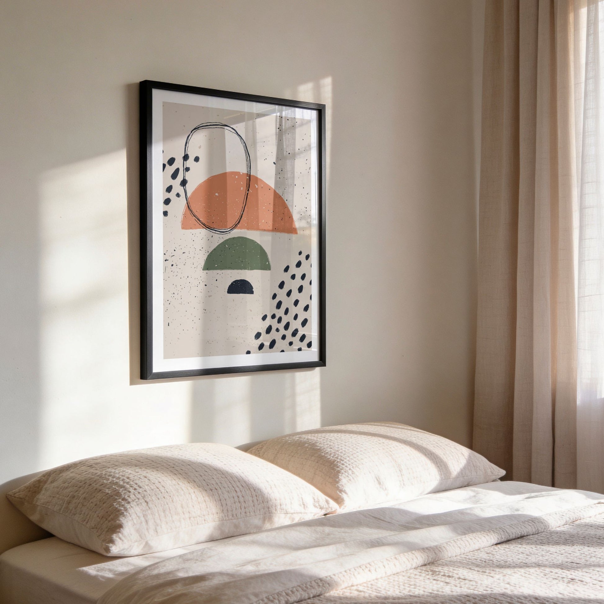 Soft Alignment abstrakt plakat i sort ramme over seng i lyst og rolig soverom
