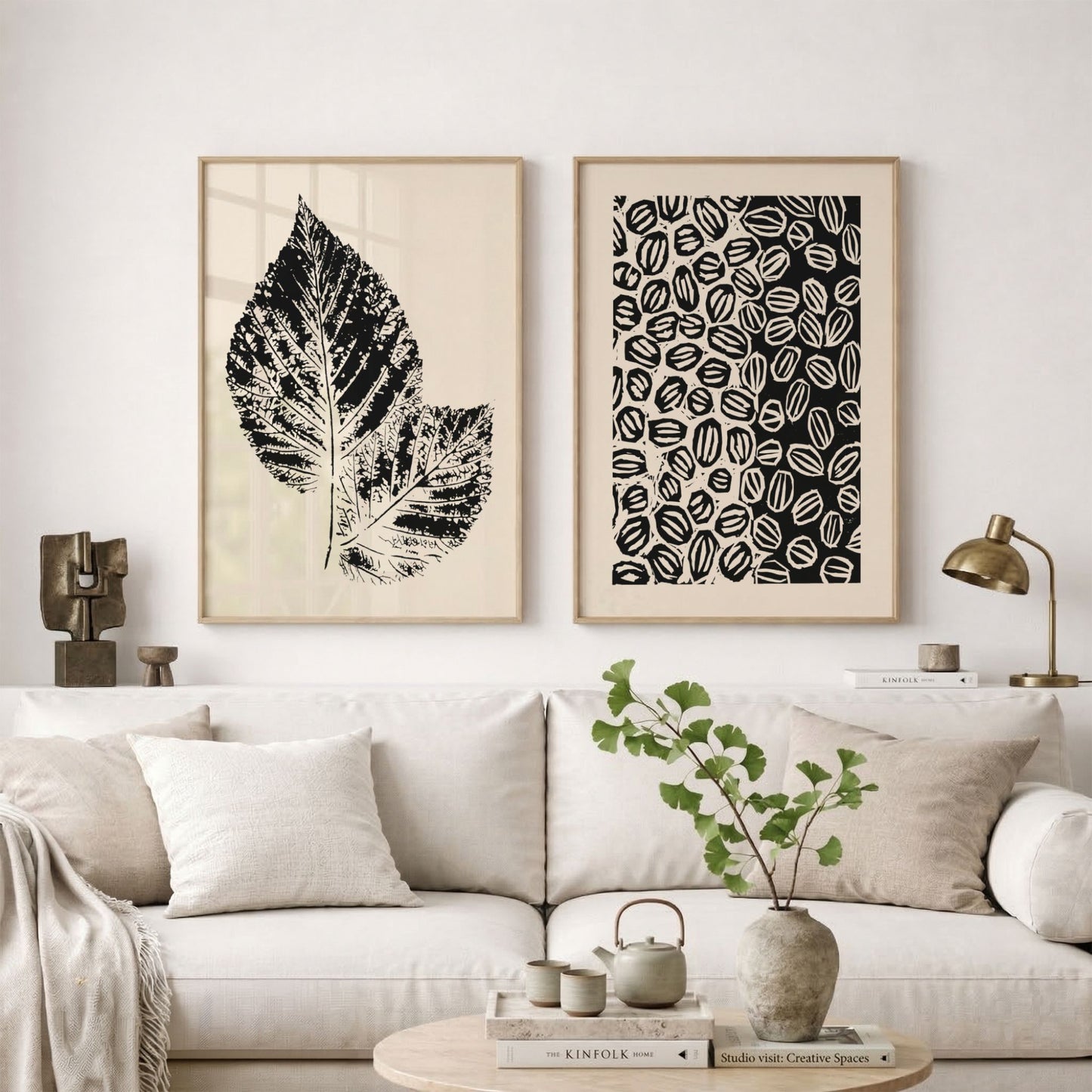 Grafisk plakatduo fra Soft Balance Collection i eikerammer over lys sofa.