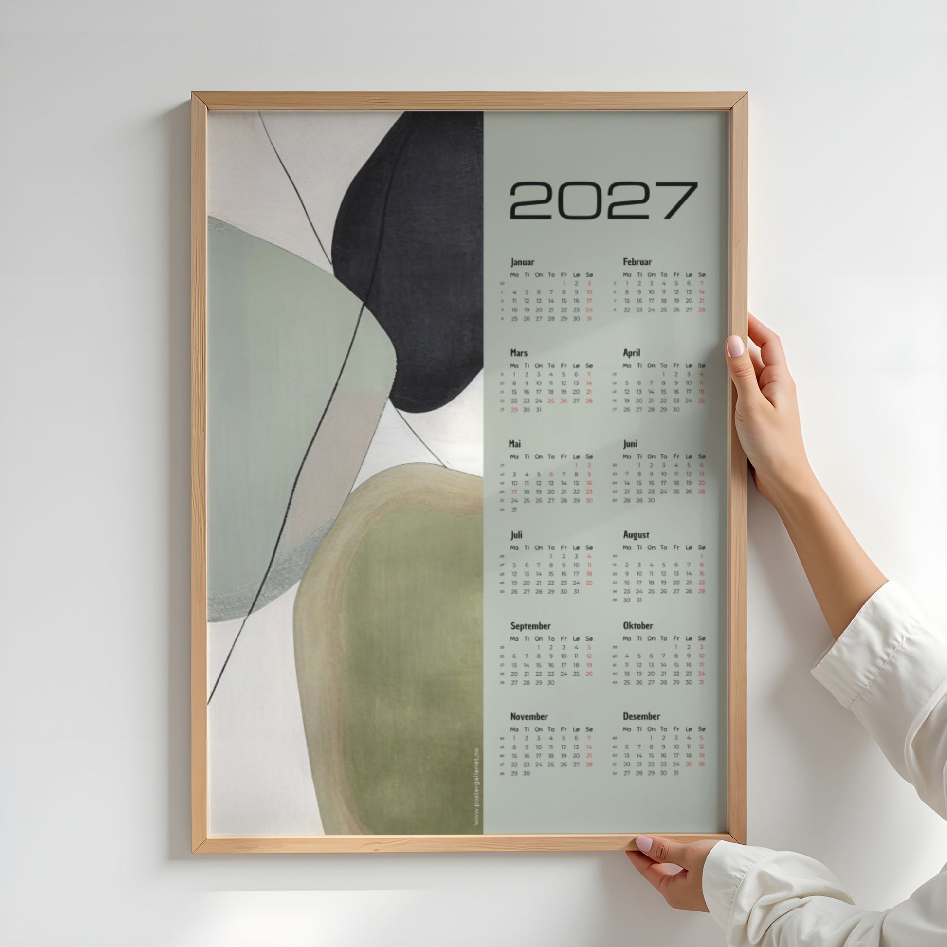 Soft Balance kalender 2027 holdt opp for å vise størrelse og grafisk design