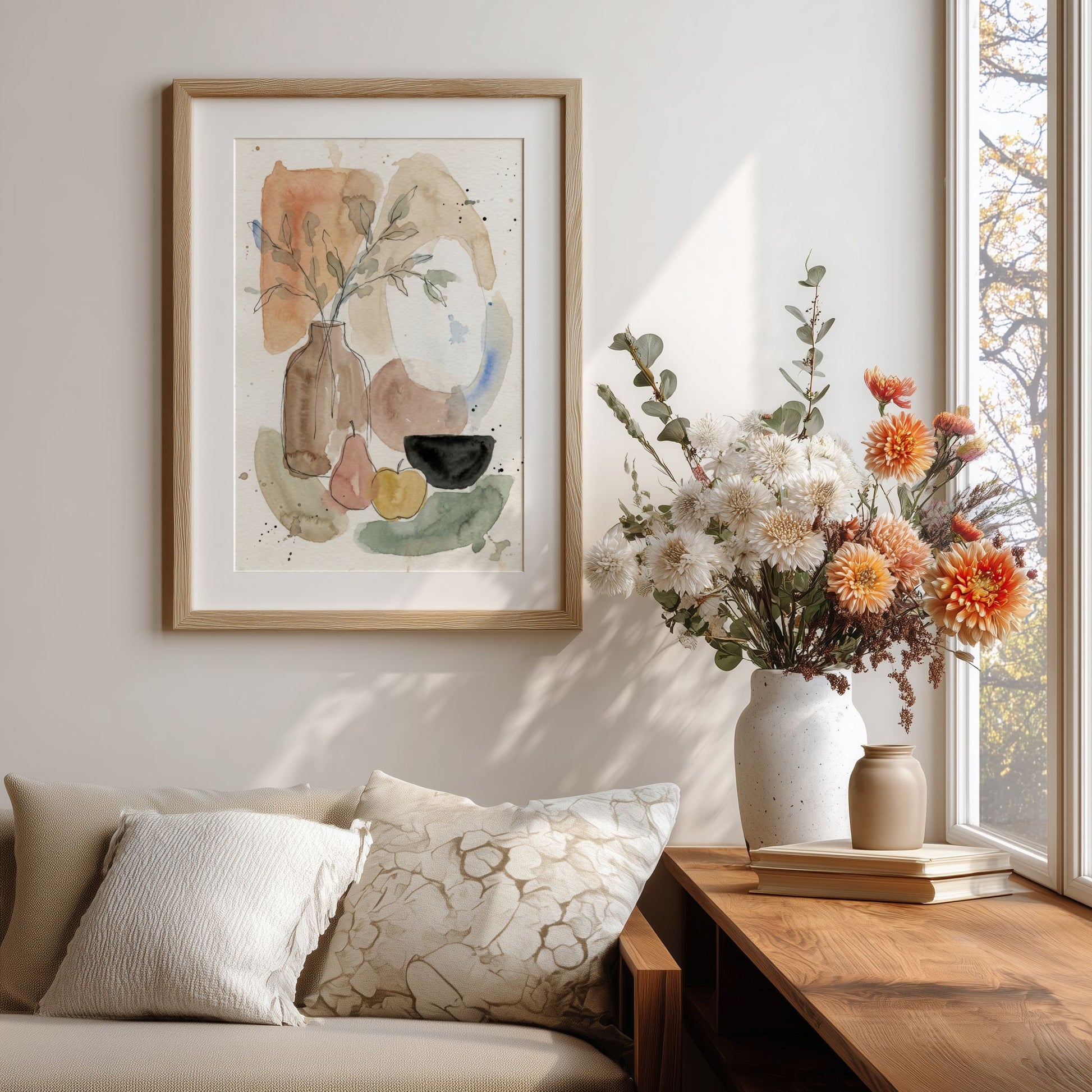 Botanisk akvarellkunst ved sofa og blomster i lys nordisk stue
