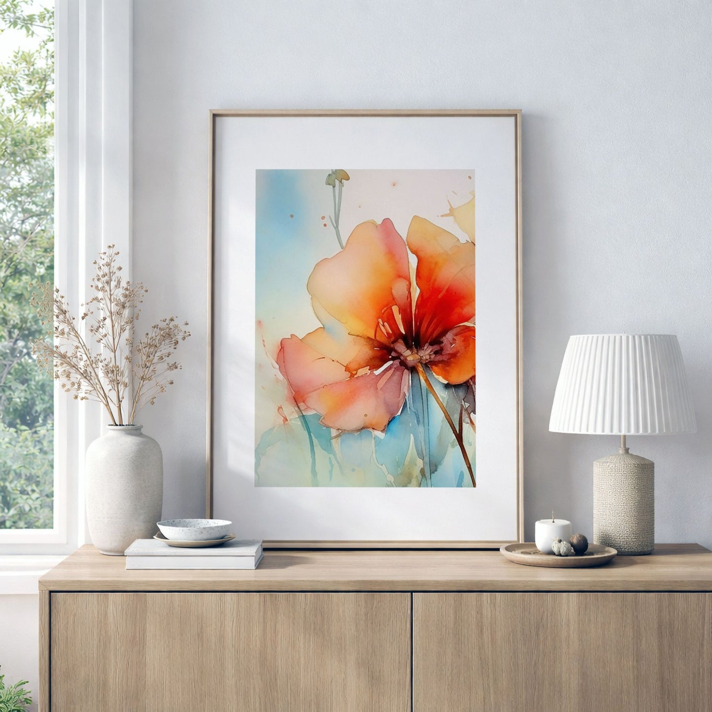 Blomsterplakat i akvarellstil på kommode med lyst og moderne interiør