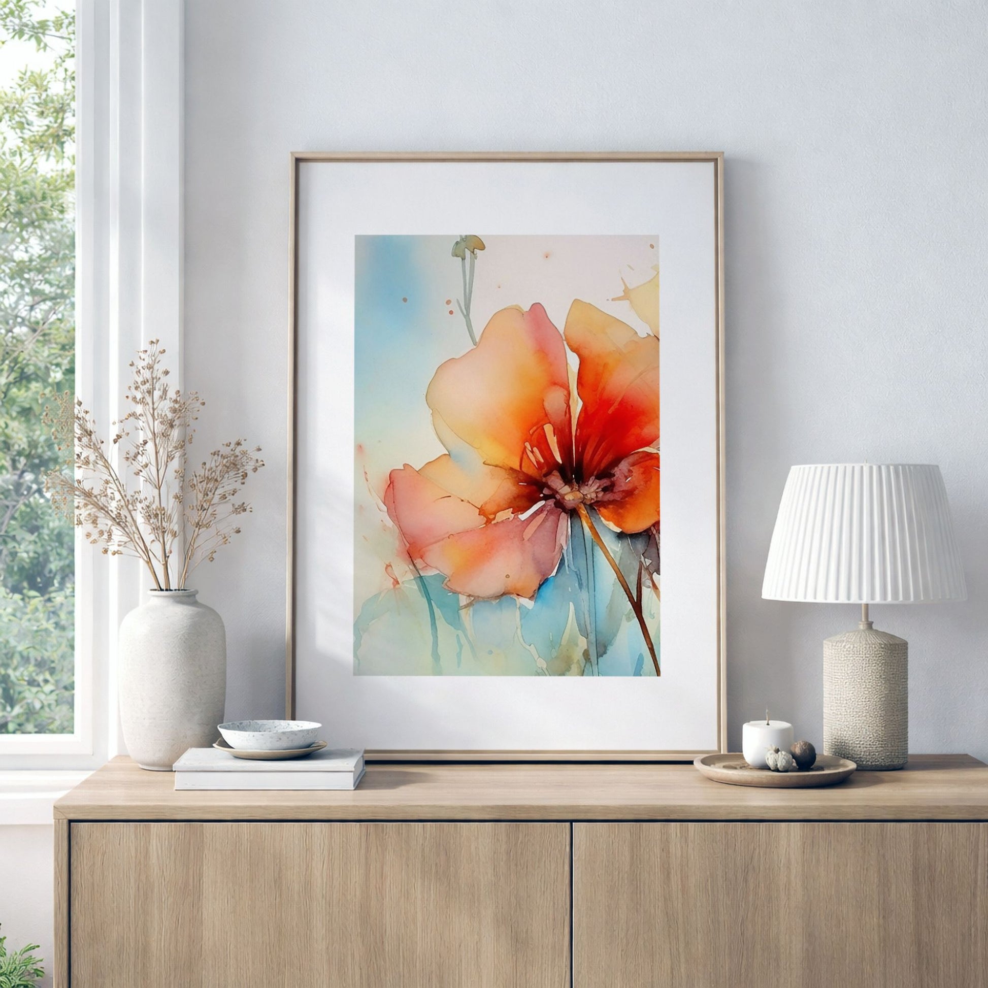 Blomsterplakat i akvarellstil på kommode med lyst og moderne interiør