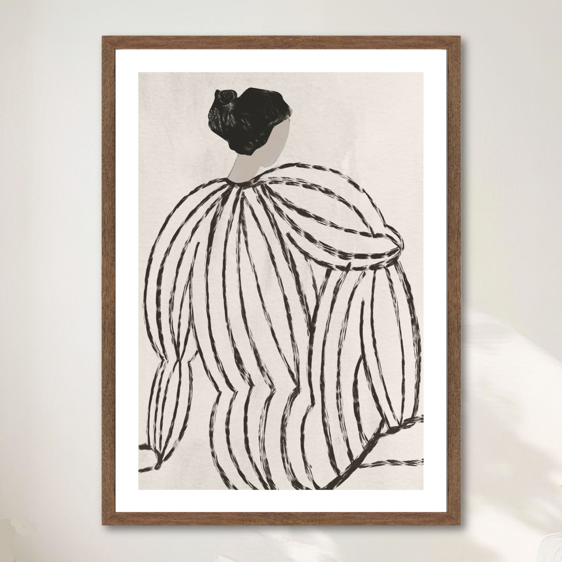 Soft Silhouette – figurativ plakat i monokrom stil. Illustrasjon viser plakat i valnøtt ramme.