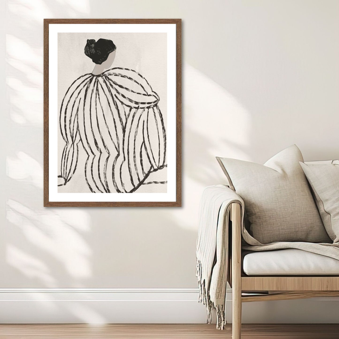 Soft Silhouette – figurativ plakat i monokrom stil. Illustrasjon viser plakat i valnøtt ramme ved siden av en sofa.