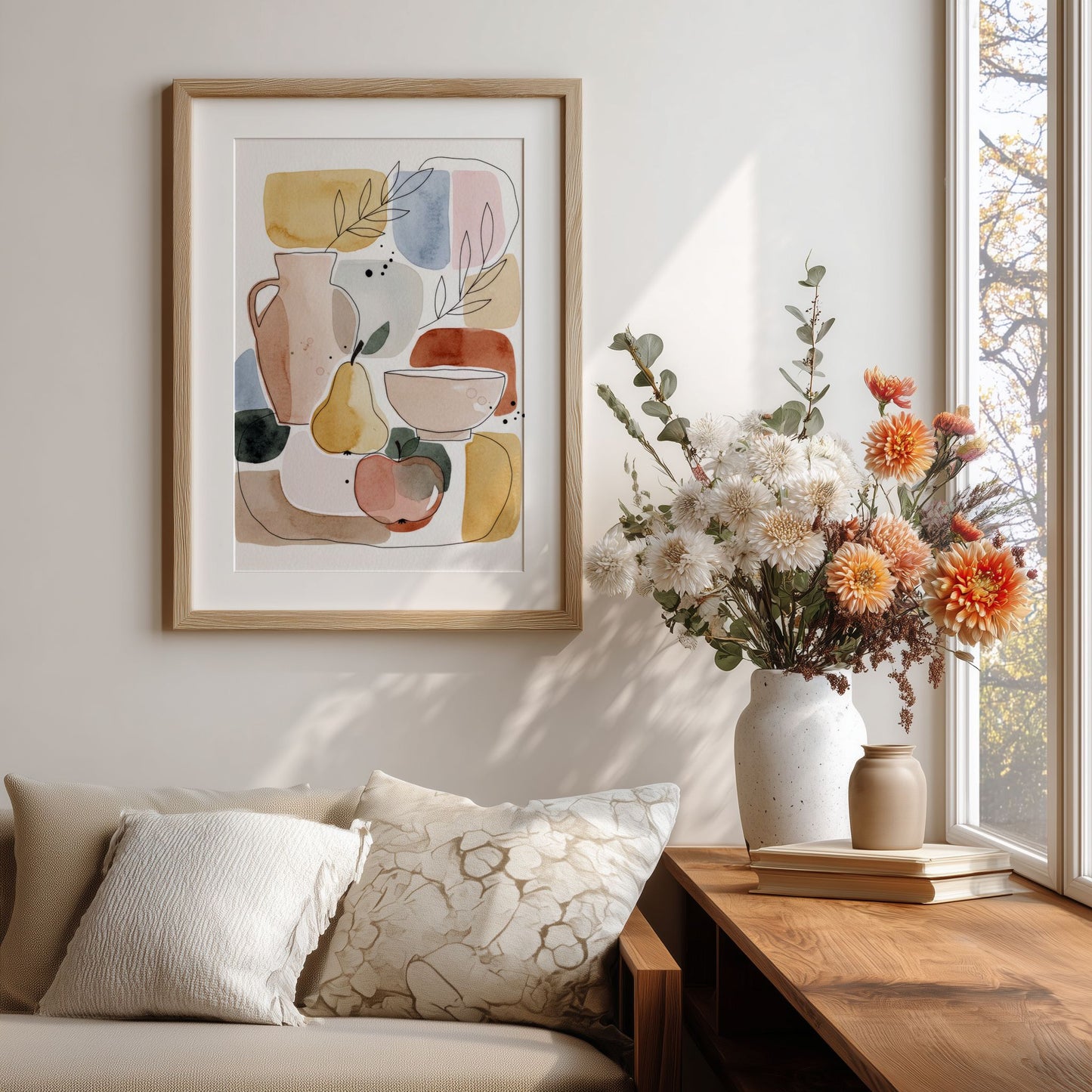 Moderne akvarellkunst med stilleben ved sofa og blomster i nordisk stue