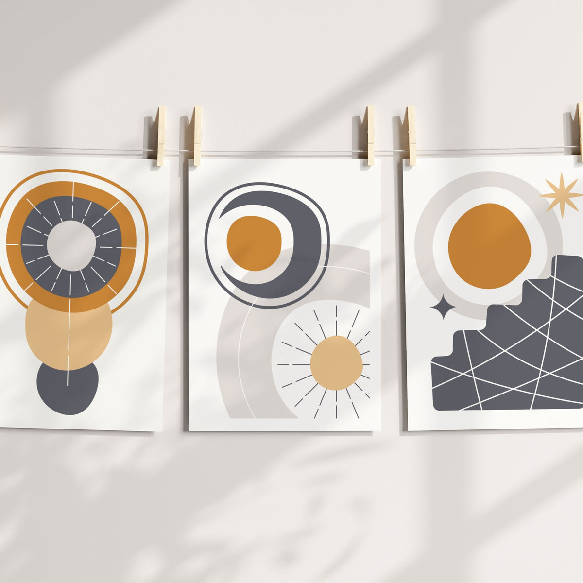 Solar Alignment, Orbit Flow og Solar Steps tre grafiske plakater med geometriske solmotiver

Bilde 5 – stue
