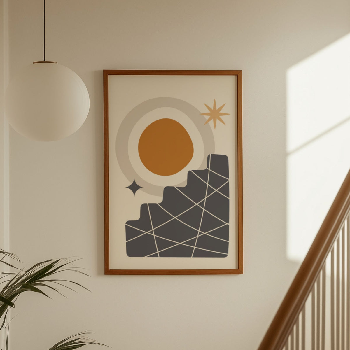 Solar Steps grafisk plakat med sol og abstrakte former ved trapp i varmt minimalistisk interiør