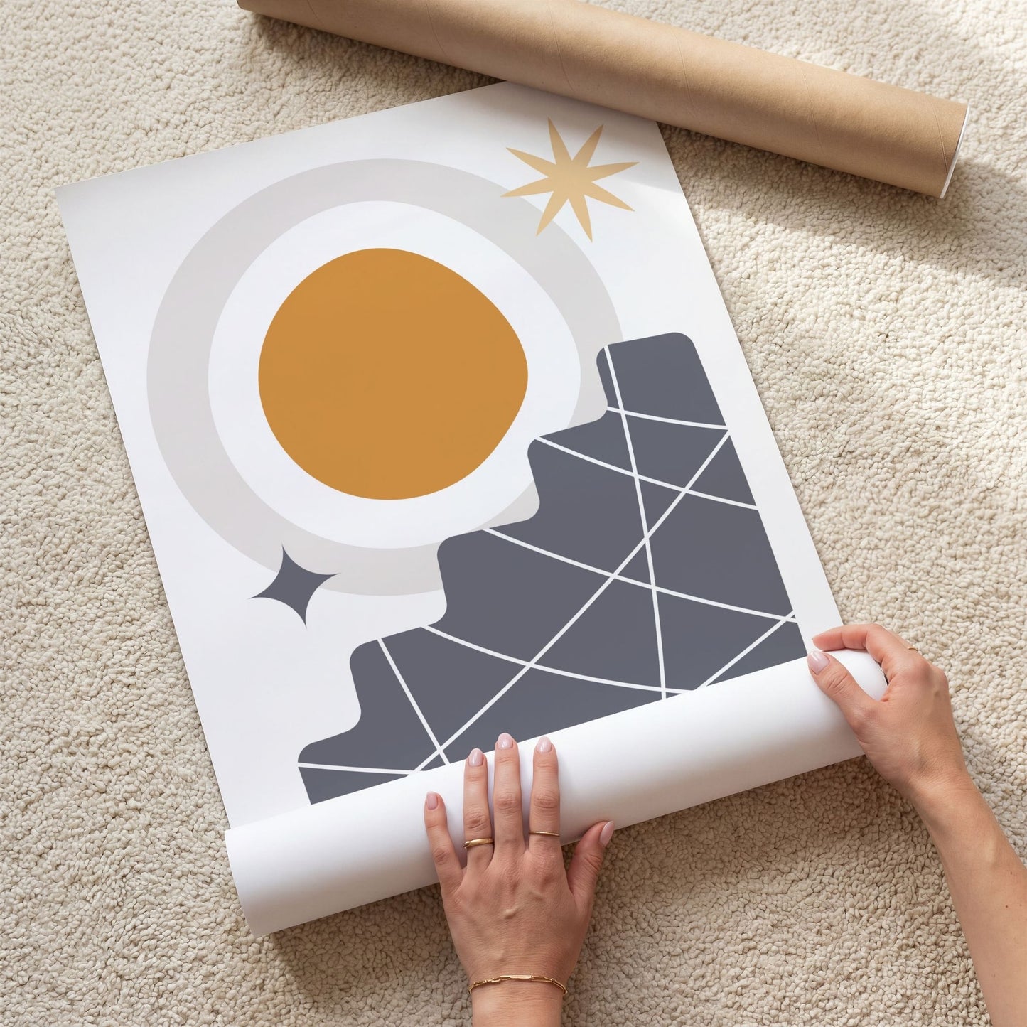 Solar Steps grafisk plakat med okerfarget sol og abstrakte grå former med hvite linjer