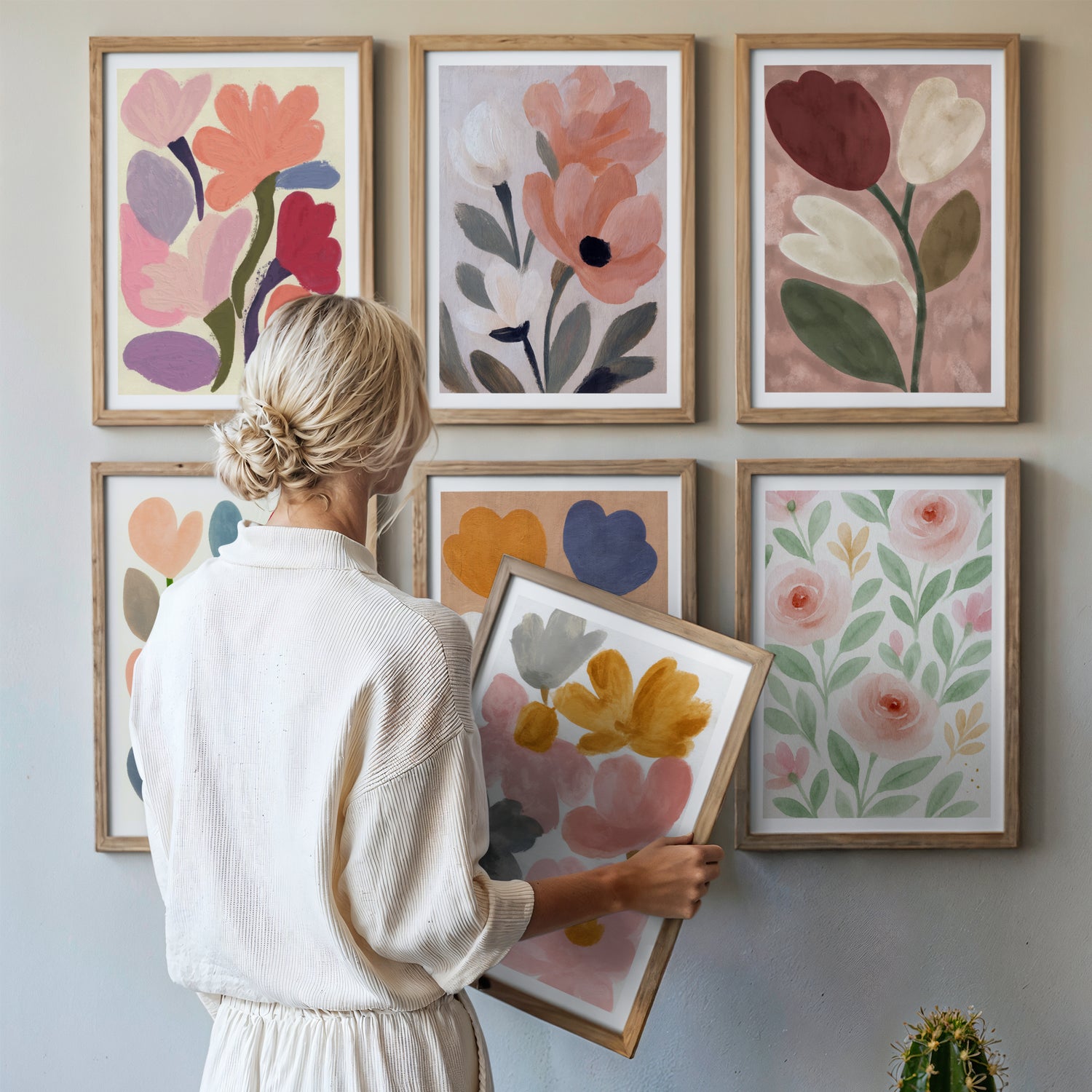 Bildevegg med moderne blomsterplakater fra Spring Bloom Collection – inspirasjon til galleri av vårplakater