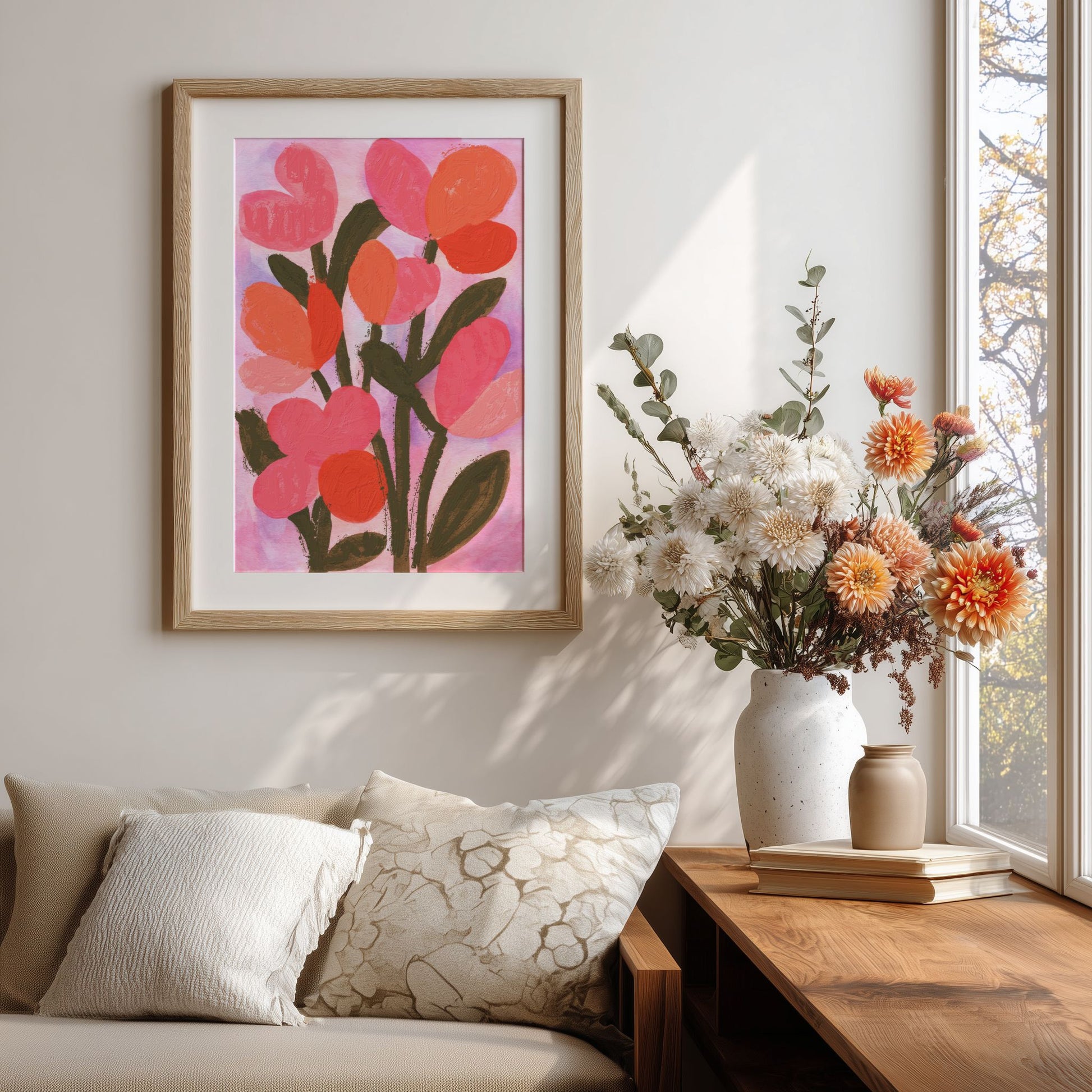 Spring Bloom Coral Garden blomsterplakat i lys stue med vase og blomster
