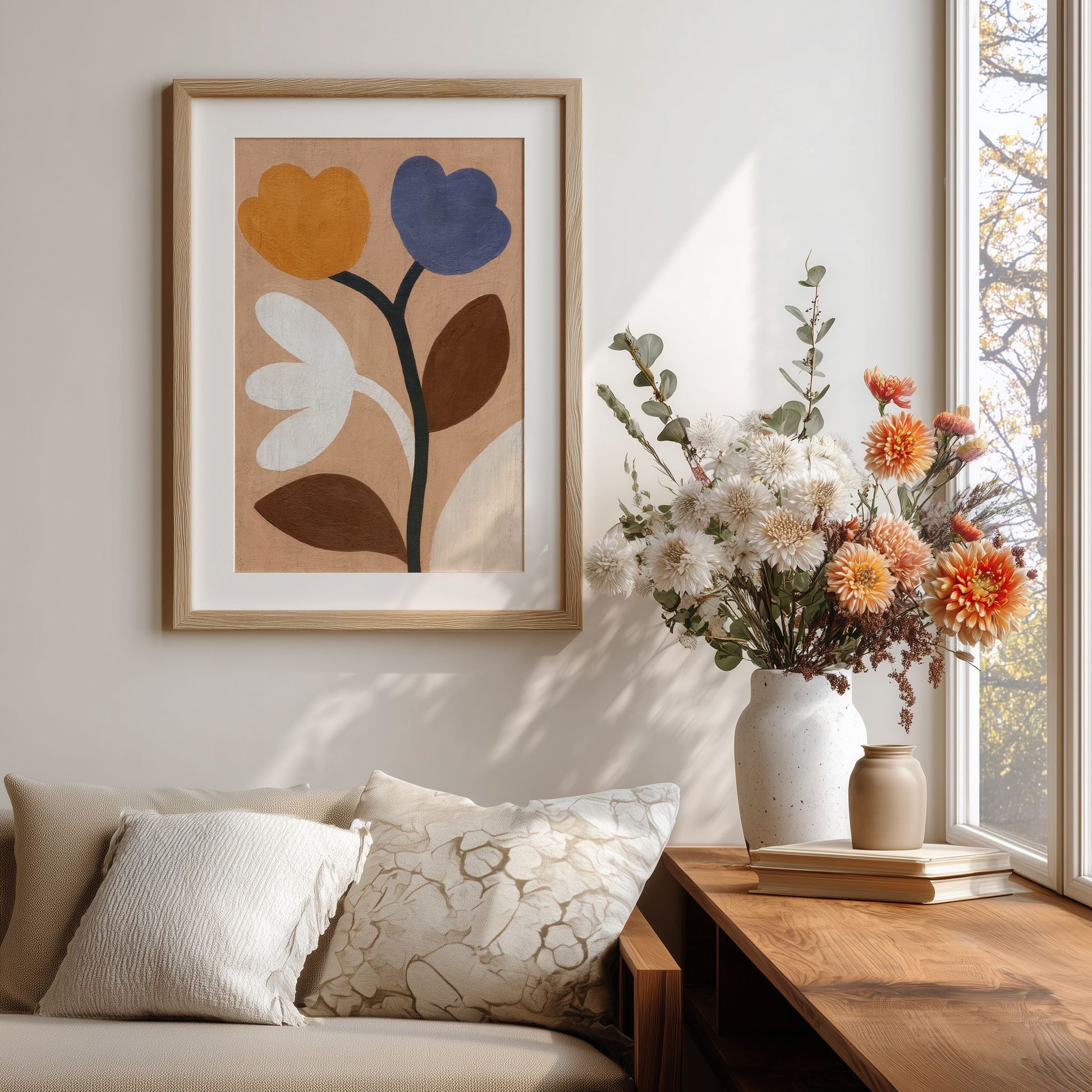 Spring Bloom Nordic Petals blomsterplakat på vegg i lys stue med vase og blomster