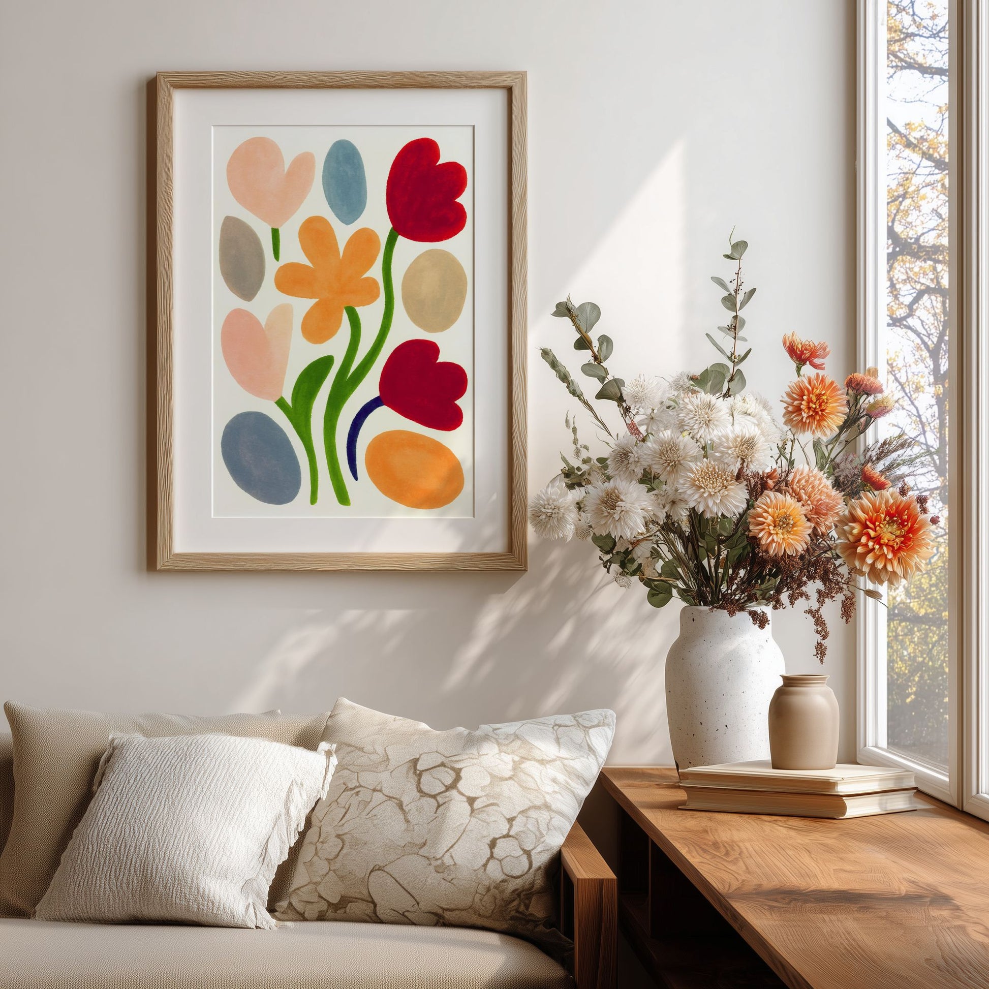 Spring Bloom Playful Meadow blomsterplakat på vegg i lys stue med blomster og naturlig lys