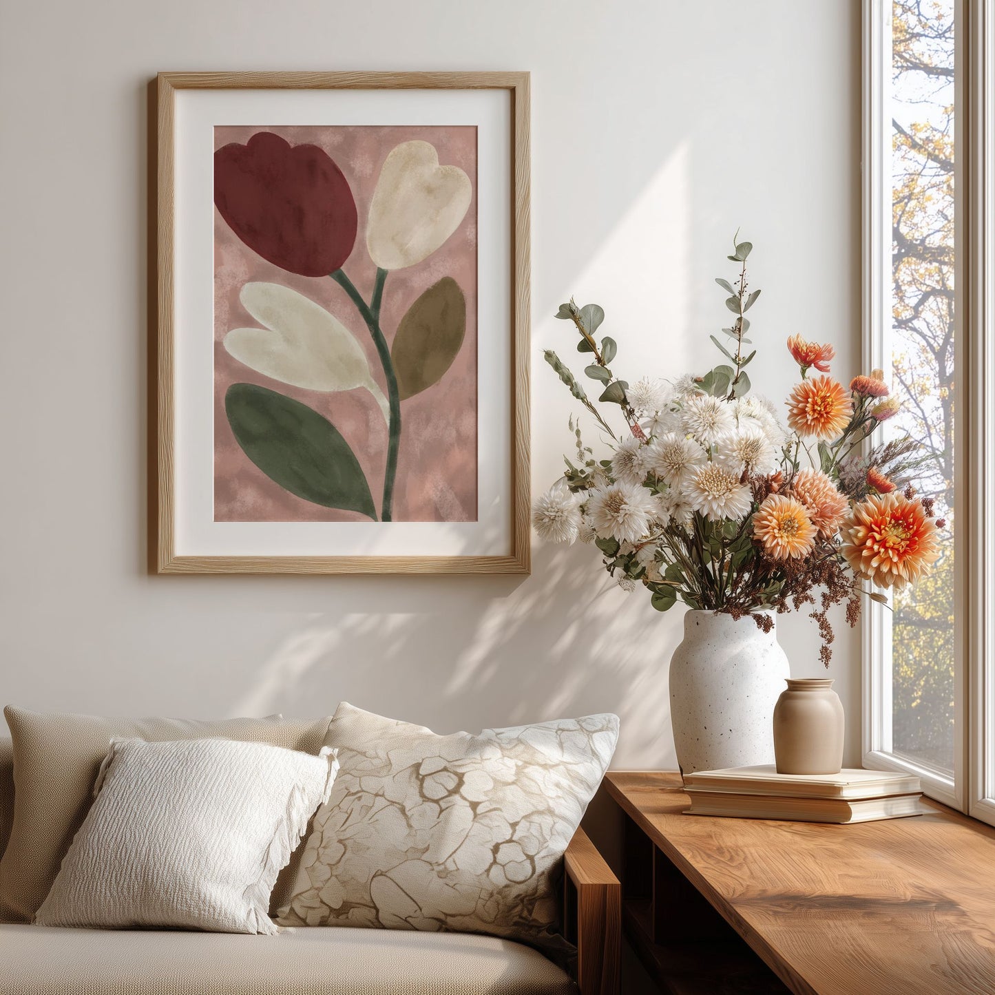 Spring Bloom Rustic Tulip blomsterplakat på vegg i lys stue med vase og blomster