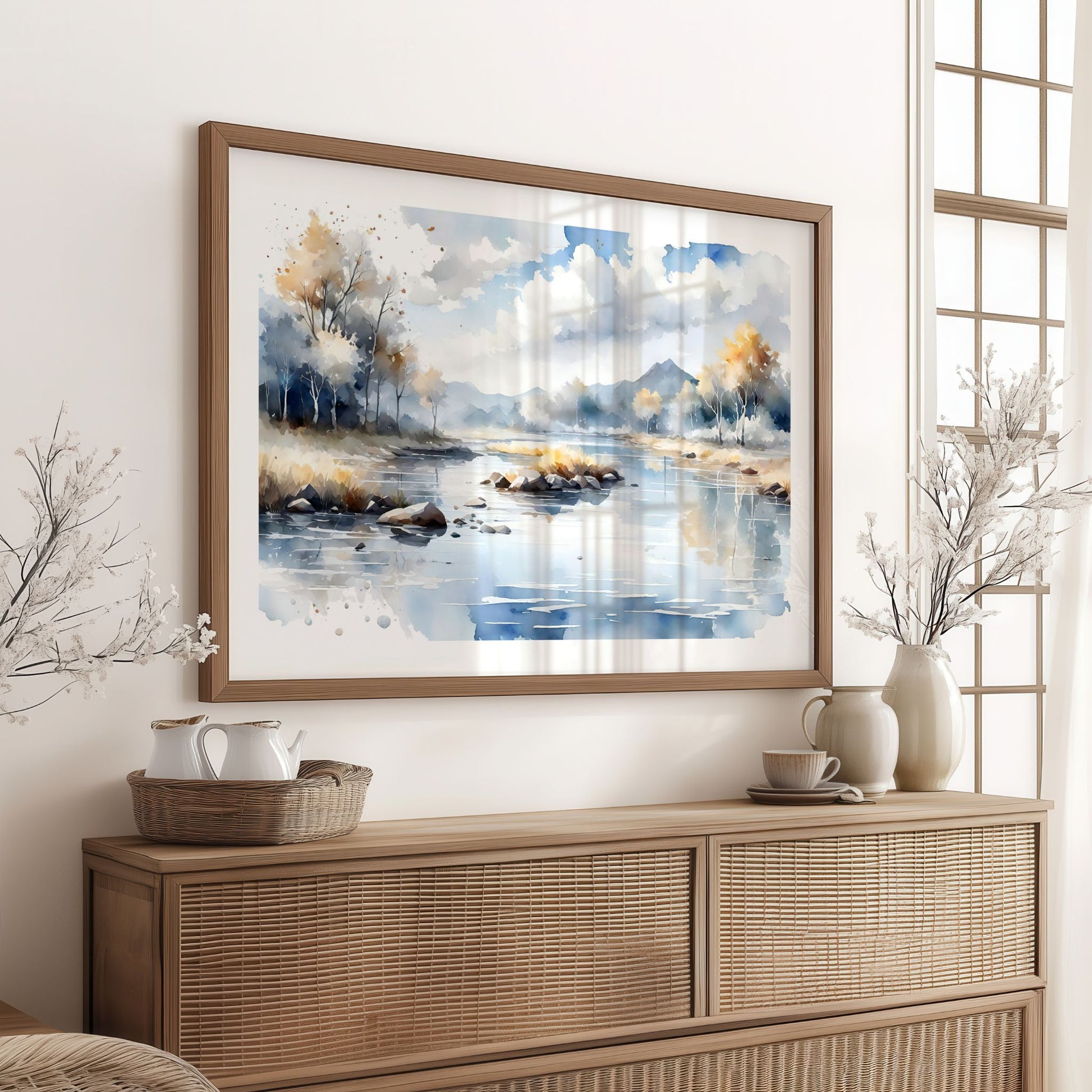 Still Lake Light horisontal plakat over skjenk i lyst nordisk interiør