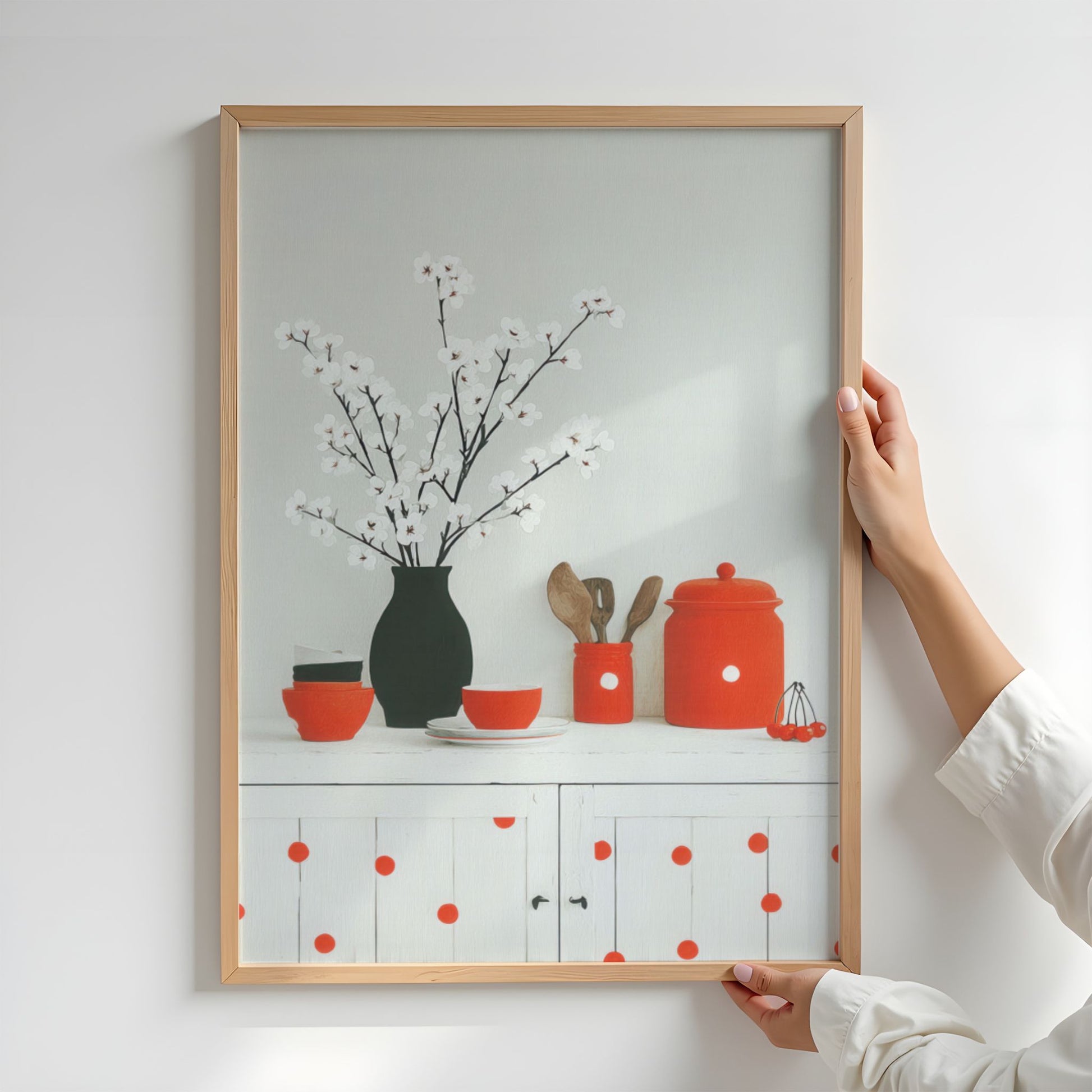 Stilren plakat med grener i vase, keramikk og varme røde detaljer i rolig og nordisk uttrykk. Mmiljøbilde av plakat i eik ramme.