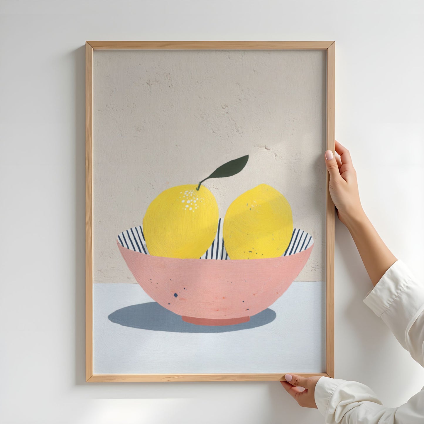 Stilren plakat med sitroner i skål, gjengitt i myke former og rolige farger fra serien Still Life & Everyday Calm. Miljøbilde.