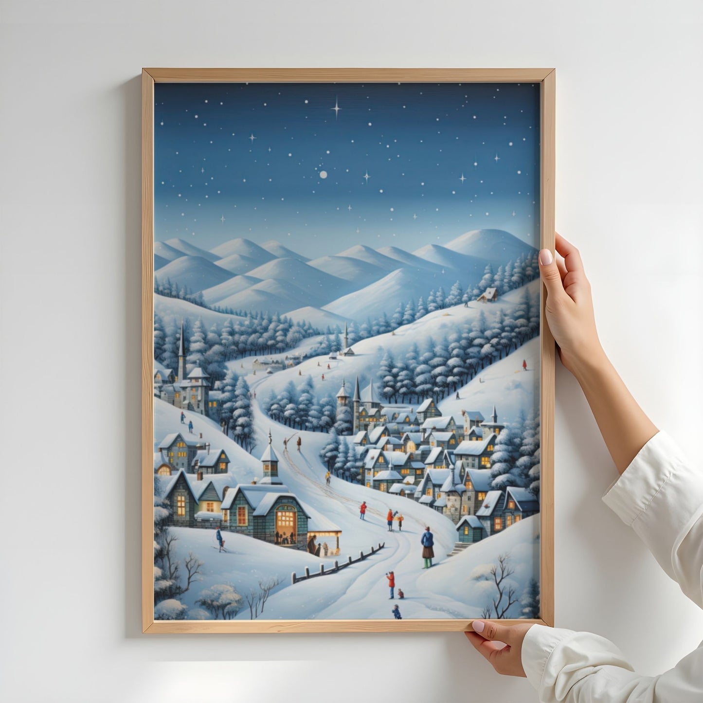 Stjernenatt over Vinterdalen plakat med snødekt landsby, varm belysning og stjernehimmel. Illustrasjon viser plakat uten hvit kantlinje i eik ramme.