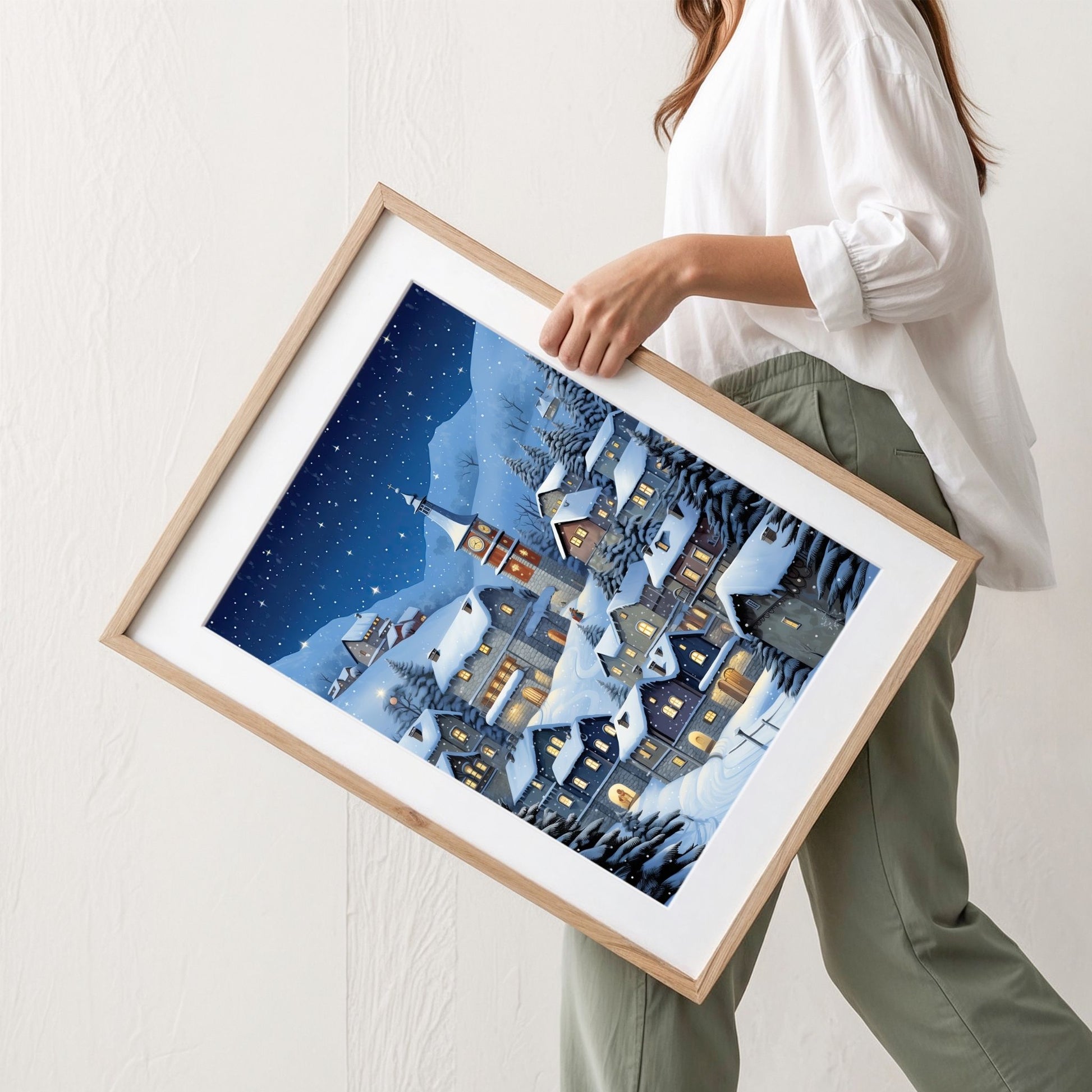 Vinterplakat av snødekt fjellandsby med klokketårn, varme vinduslys og klar stjernehimmel. Illustrasjon viser plakat med passepartout i eik ramme