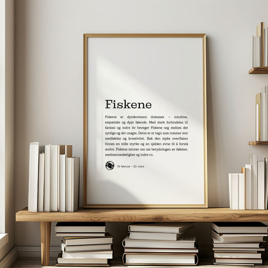 Minimalistisk stjernetegnplakat for Fiskene med typografisk tekst og rolig, nordisk uttrykk. Plakat i eik ramme på en bokhylle.